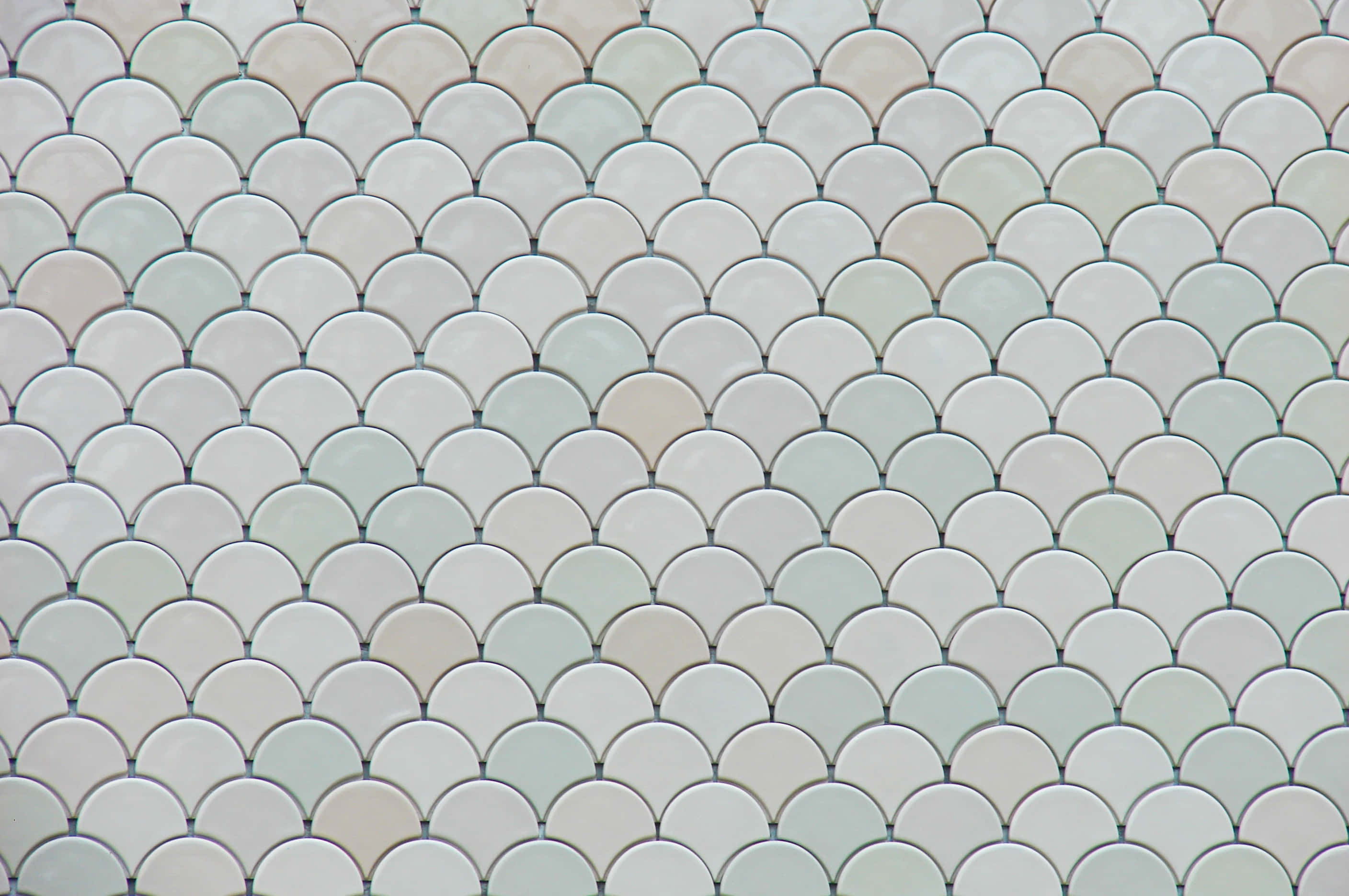 Fish Scale 桌布 壁紙 — 白色和淡綠色光澤扇形瓷磚的近距離特寫，排列成重複的魚鱗圖案。