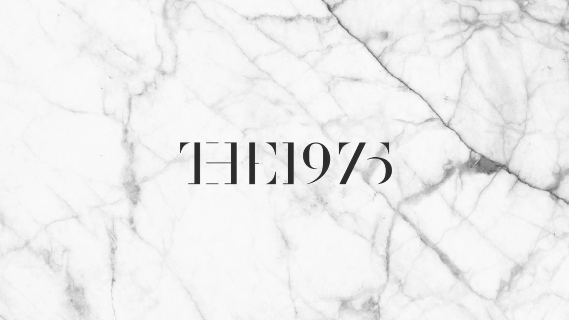 白色大理石紋理，黑色文字 THE1975