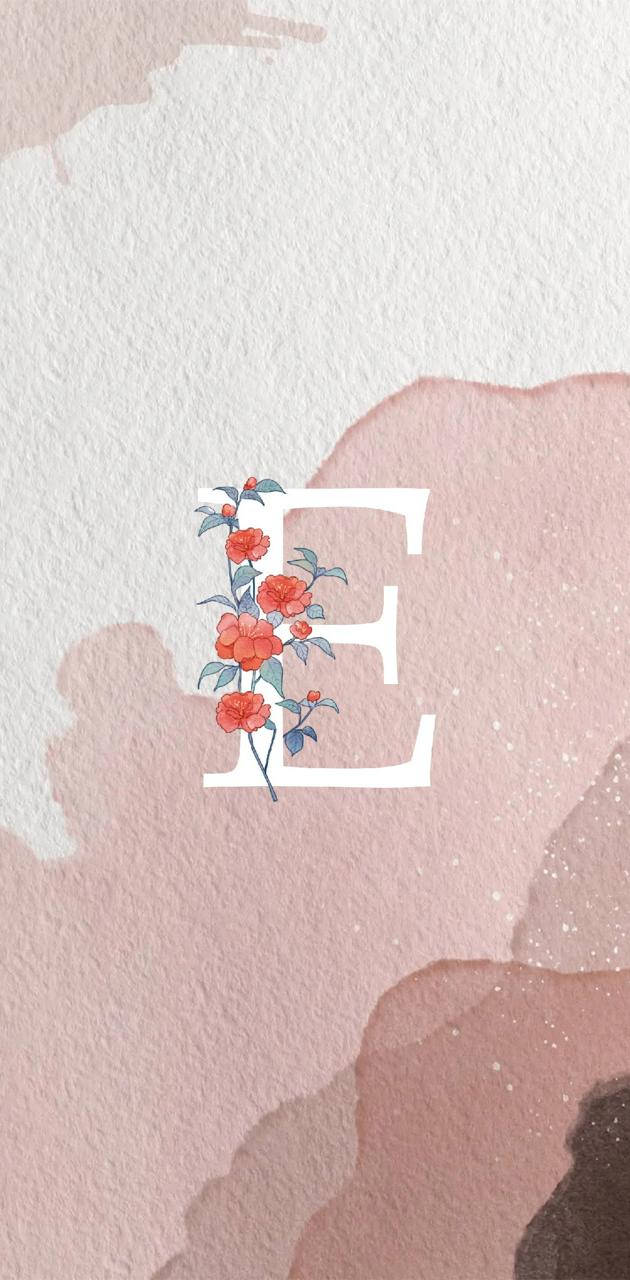 白色字母E配花朵 壁紙 — 一個水彩風格的字母E，飾有紅色花朵和綠色葉子，背景為柔和的粉紅色和米色抽象水洗效果。