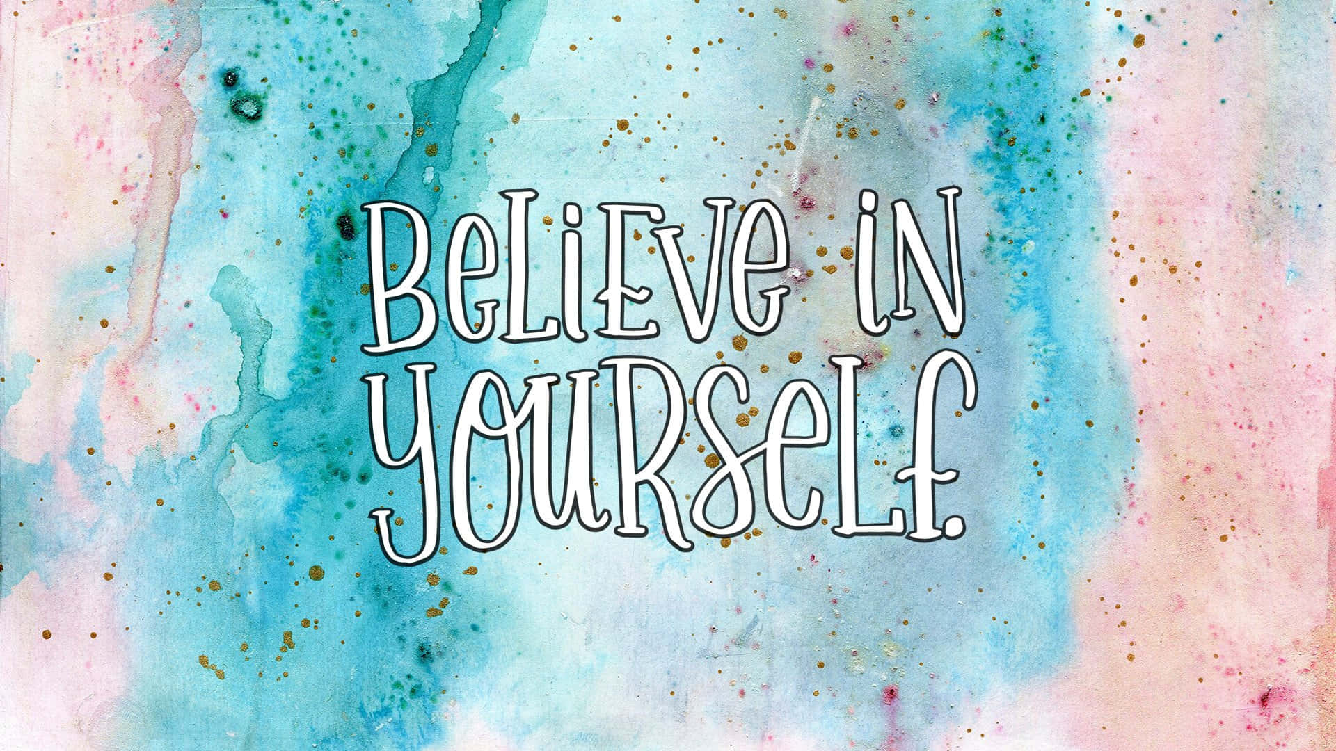 動力 桌布 壁紙 — 白色字體的勵志短語「believe in yourself」，背景為柔和水彩，帶有藍色、粉紅色和金色的潑濺。