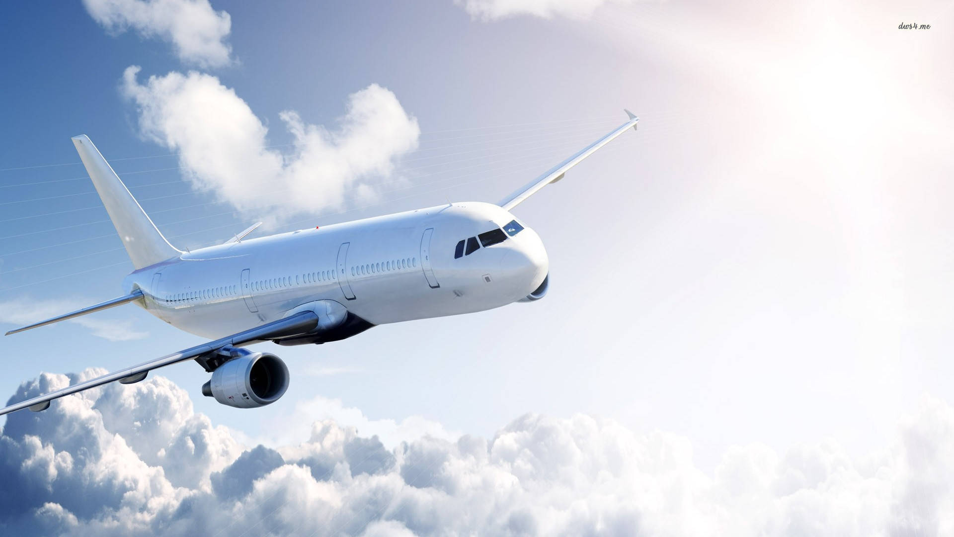 白色小型飛機飛越柔軟雲層 壁紙 — 一架流線型白色客機在明亮的藍天和燦爛陽光下，優雅地翱翔於蓬鬆的白雲之上。