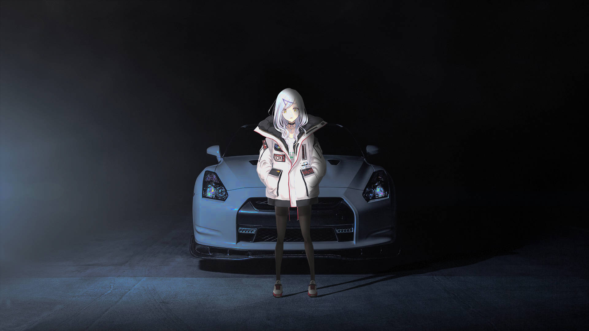 動漫女孩穿著賽車外套，站在黑暗煙霧瀰漫的車庫中，面前是一輛閃閃發光的白色跑車。