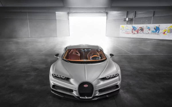 銀色Bugatti Chiron喺現代工業風車庫中，帶有強烈背光。