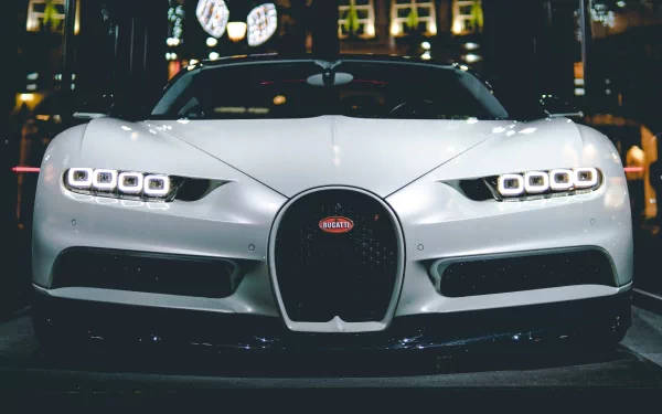 銀色Bugatti Chiron跑車在黑暗的車庫中被霓虹燈照亮。
