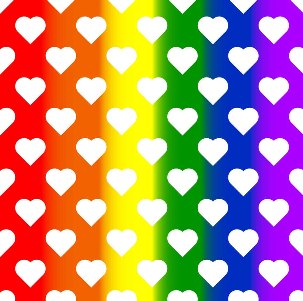 Rainbow Heart 桌布 壁紙 — 白色心形在充滿活力的彩虹漸變背景上漂浮，形成無縫重複圖案。