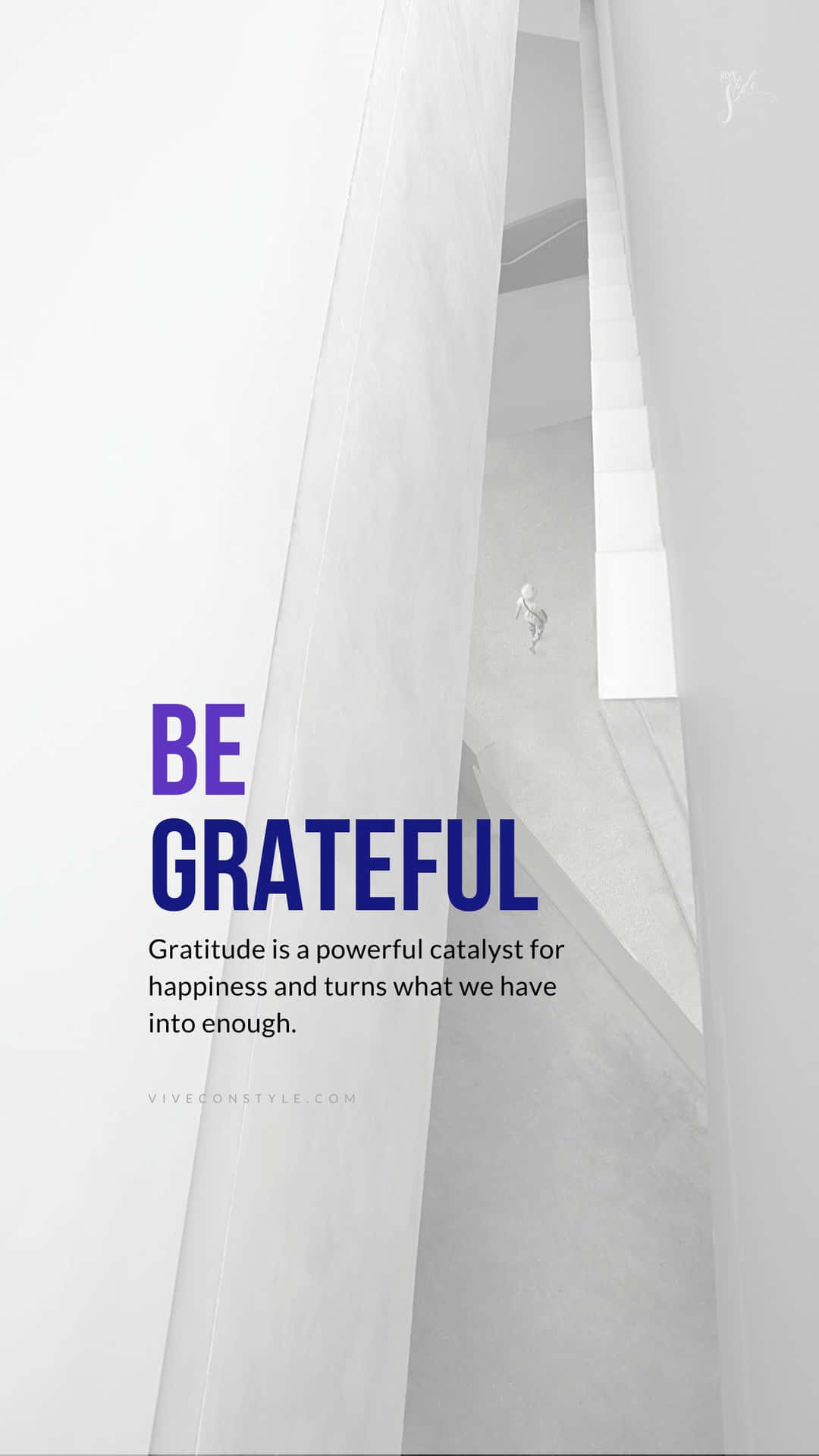 簡約白色空間，帶有文字「BE GRATEFUL」和微小人物爬樓梯。
