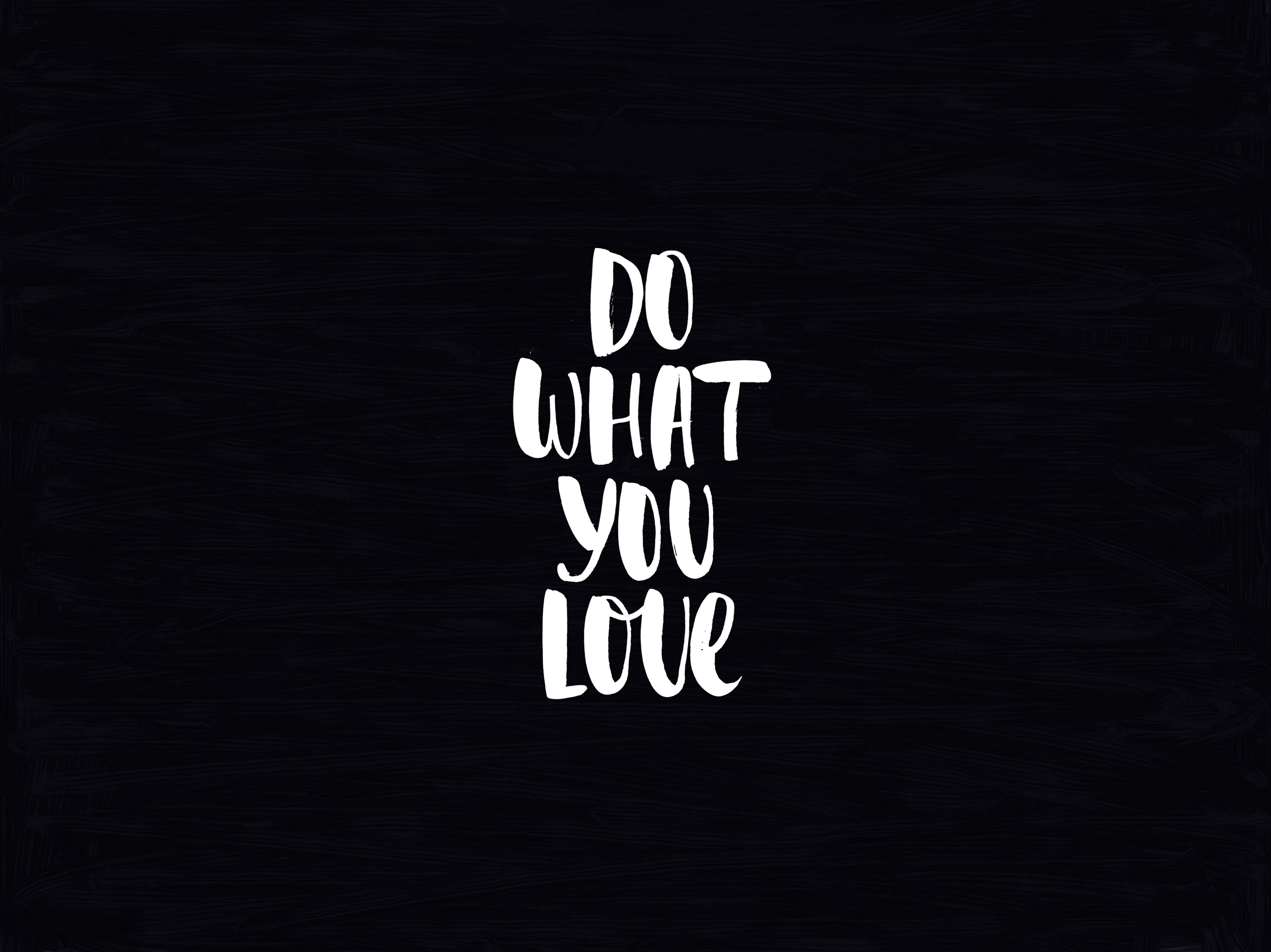 黑色動態圖 桌布 壁紙 — 白色手寫文字「DO WHAT YOU LOVE」居中顯示在帶有紋理的黑色背景上。