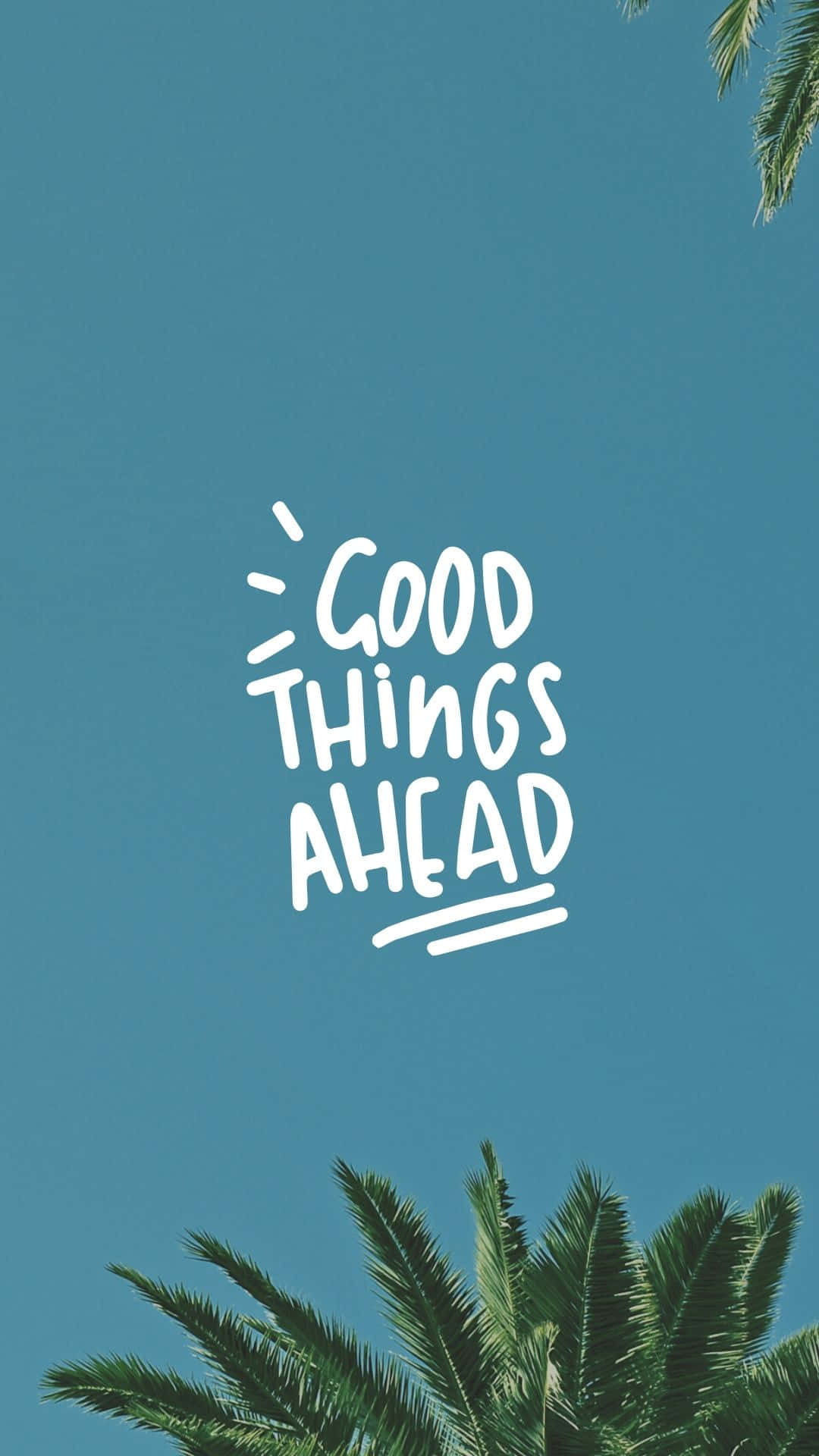 正面語錄 桌布 壁紙 — 白色手寫文字「GOOD THINGS AHEAD」漂浮在晴朗的藍天中，四周環繞著茂密的綠色棕櫚葉。
