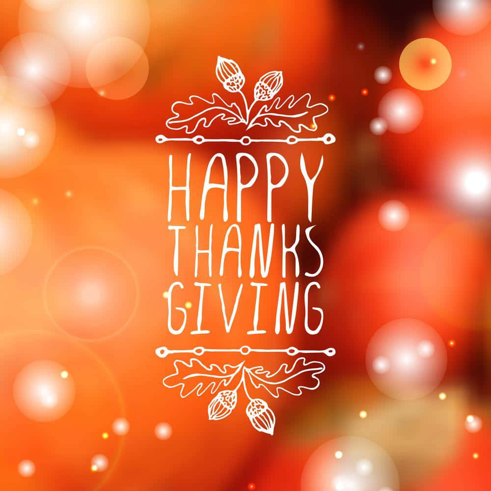 Happy Thanksgiving 桌布 壁紙 — 白色手繪 'Happy Thanksgiving' 文字，配上橡樹葉和橡果，置中於溫暖橙色散景背景上。