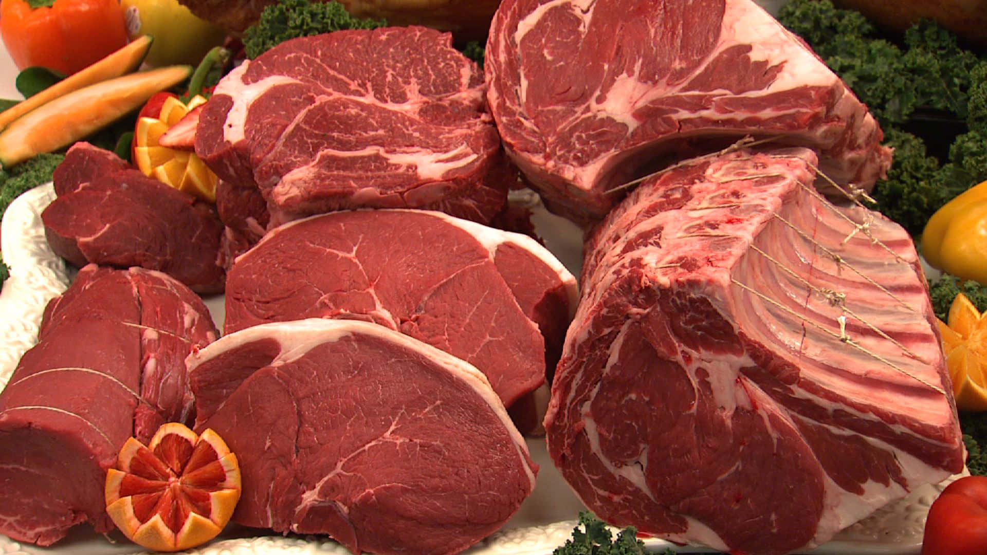 Red Meat 桌布 壁紙 — 白色托盤上擺放著帶有雪花紋理和裝飾的生牛肉塊，盡顯奢華。