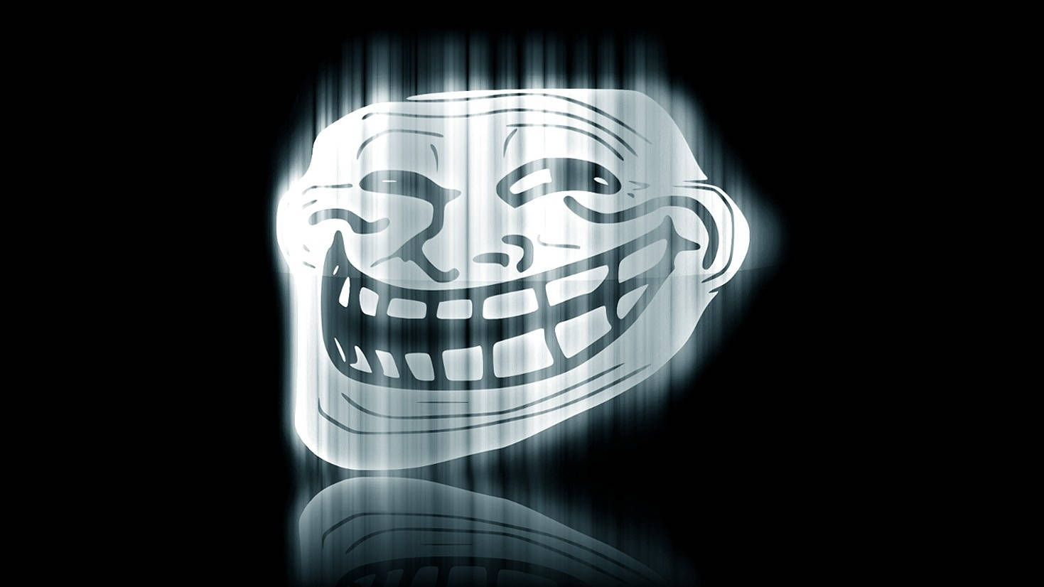 白色故障模因臉 壁紙 — 一個發光的巨魔臉孔，帶著寬闊的笑容和尖銳的牙齒，在黑色背景和下方的反射表面上散發光芒。