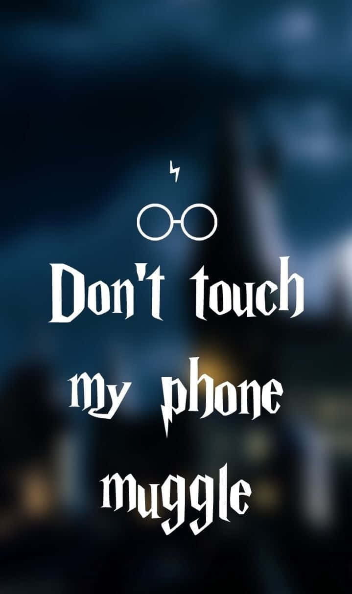 Harry Potter Muggle 桌布 壁紙 — 白色文字和眼鏡圖示，深藍色模糊背景，帶有「Don't touch my phone muggle」訊息。