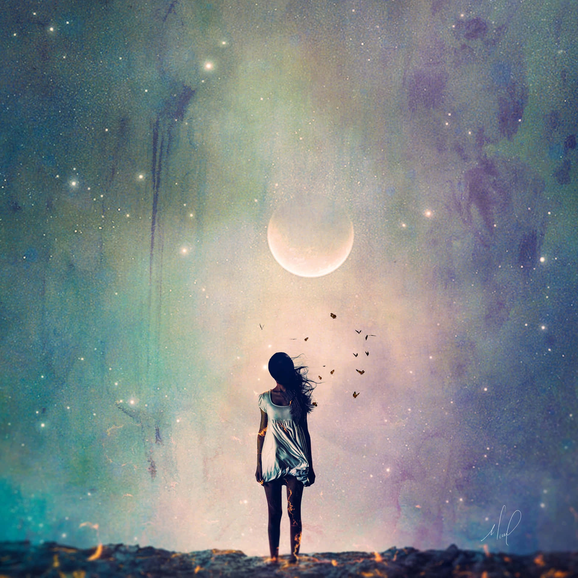 白色新月星空背景 壁紙 — 一個孤獨的身影站在懸崖上，凝視著閃爍的新月，背景是繁星點點的藍綠色和紫色天空，鳥兒向上飛翔。