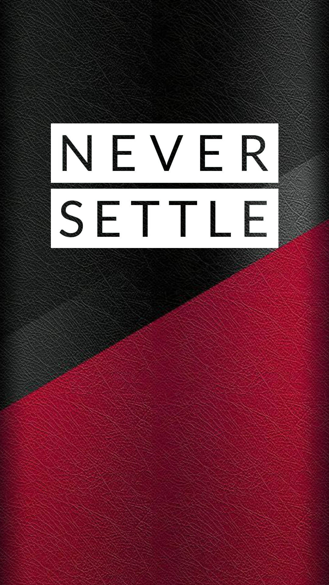紅黑 桌布 壁紙 — 白色方框內的粗體「NEVER SETTLE」文字與黑色和紅色的紋理皮革背景形成鮮明對比。