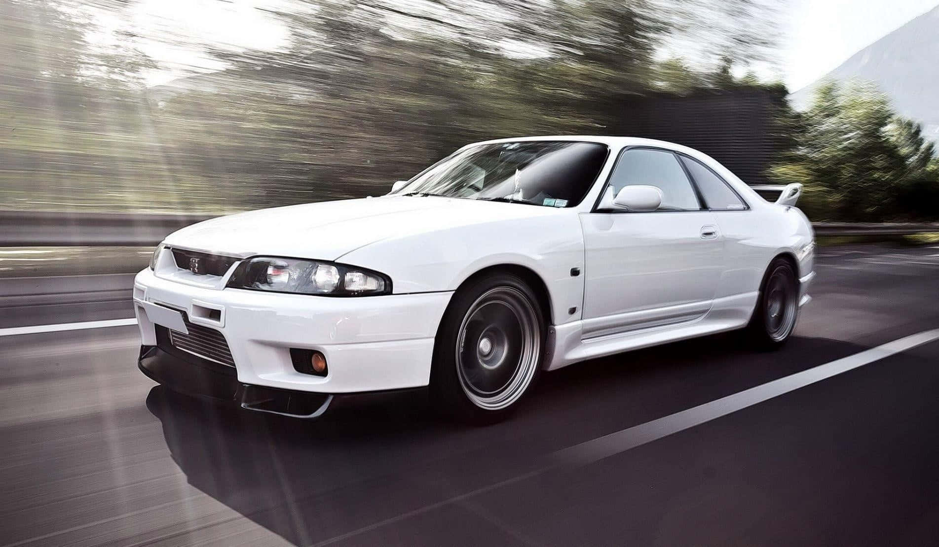 白色日產R33 GTR高速飛馳 壁紙