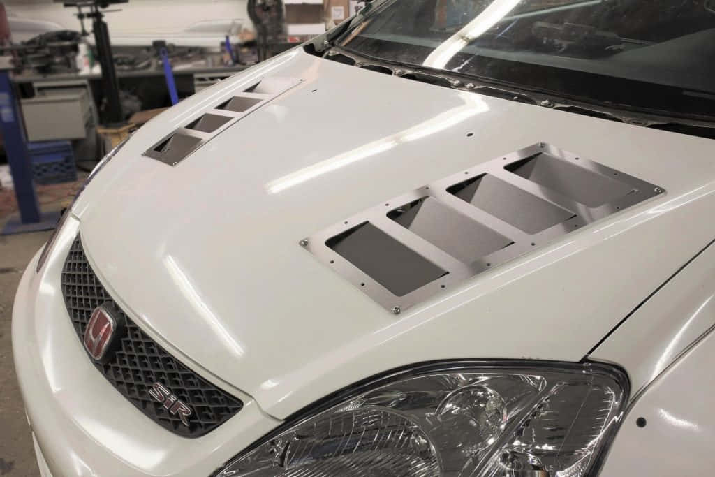 Car Hood 桌布 壁紙 — 白色本田SIR汽車引擎蓋的特寫，帶有定制金屬通風口，位於車庫工場。