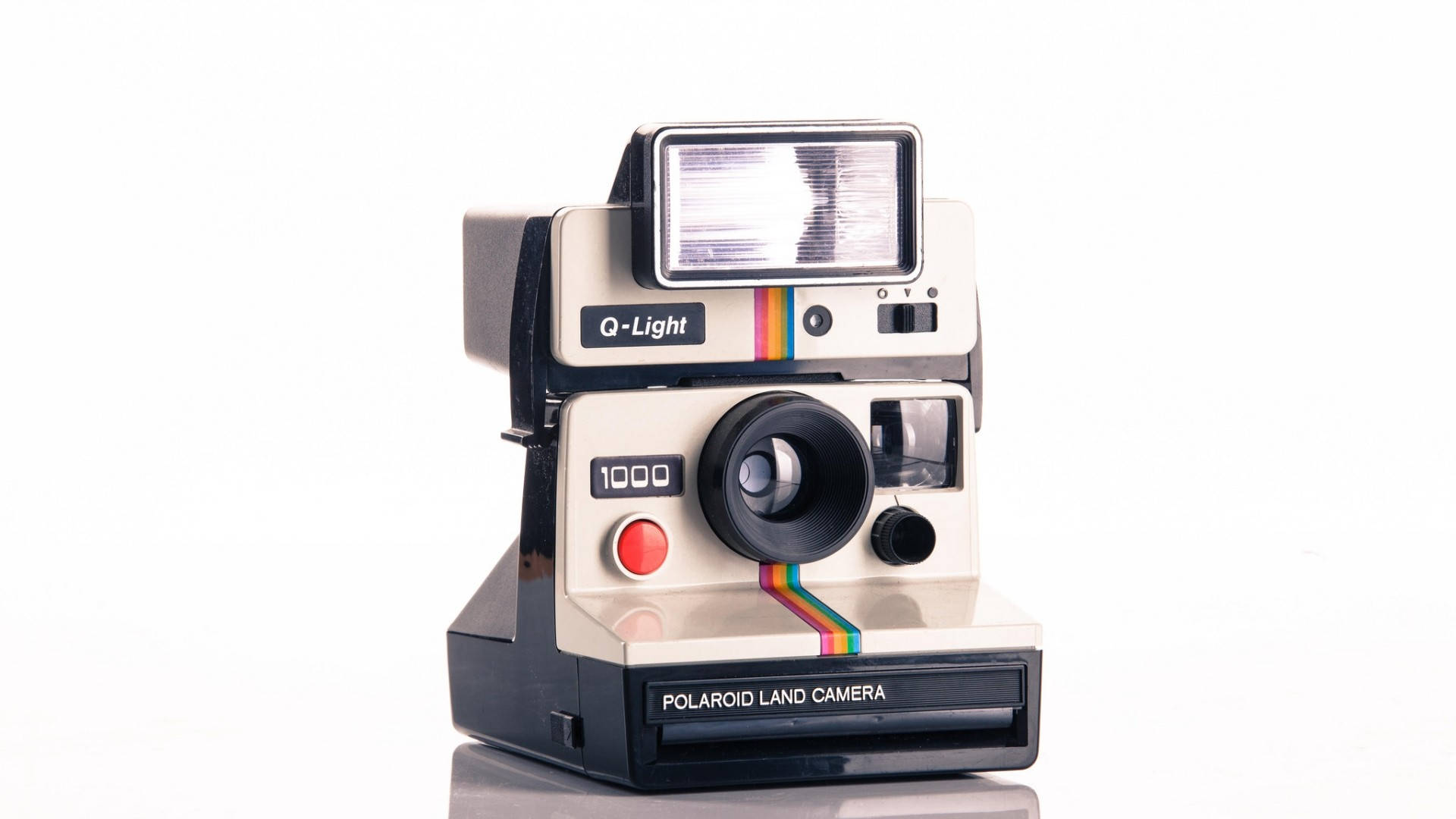 白色背景上的復古Polaroid Land Camera 1000及Q-Light閃光燈。