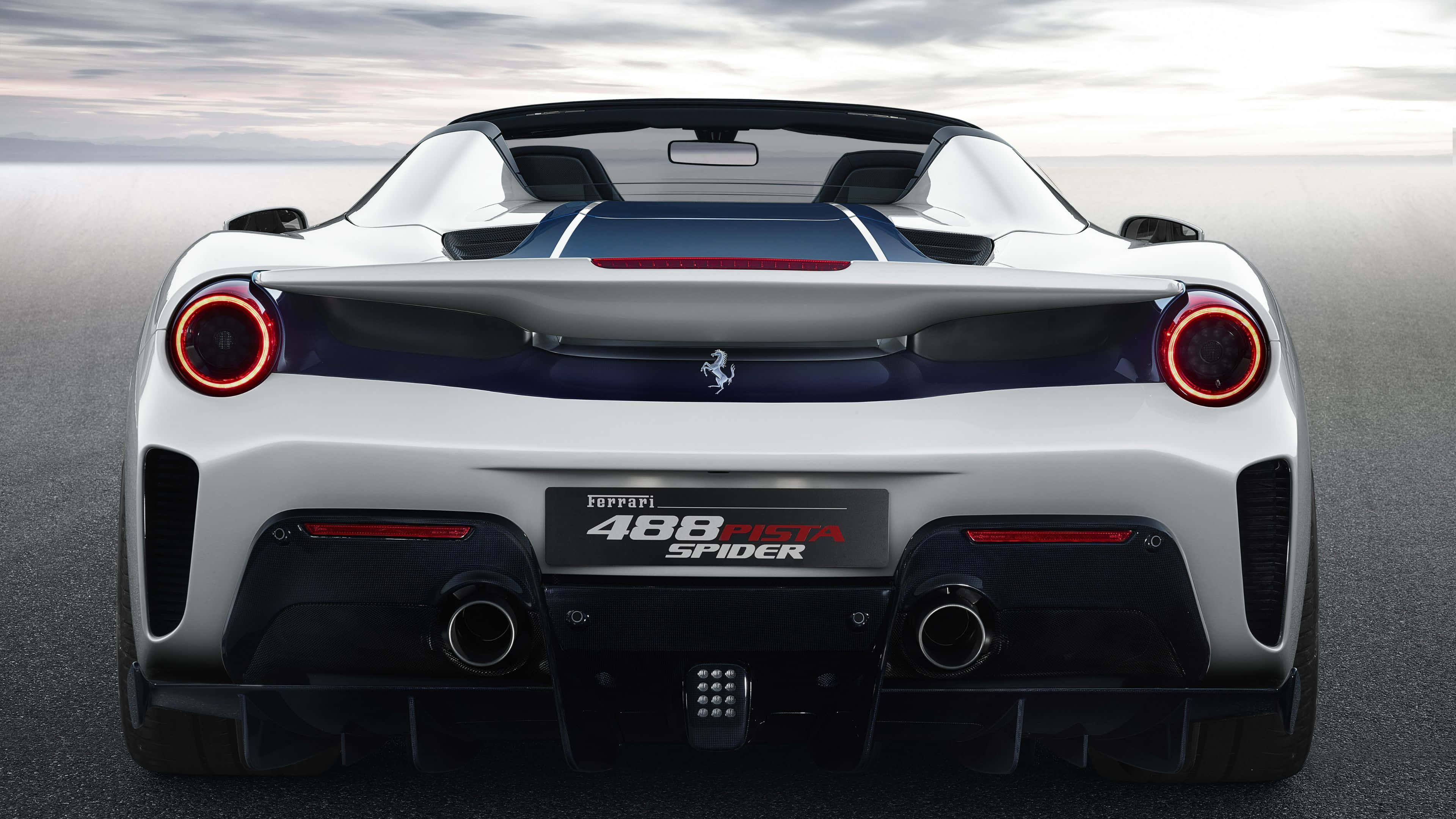 Ferrari 488 Spider 桌布 壁紙 — 白色法拉利488 Spider的後視圖，在灰色道路上，陰天天空下，帶有發光的圓形尾燈。