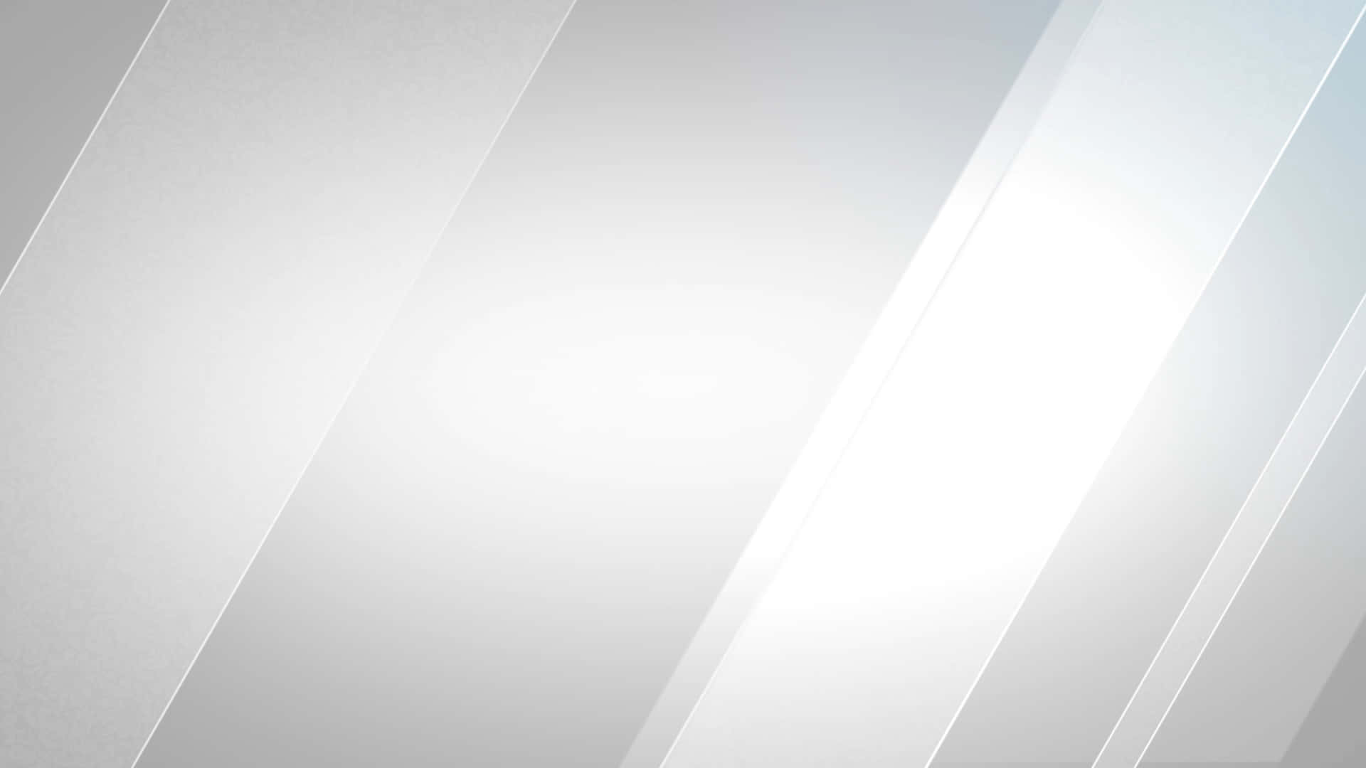 帶有柔和漸變的抽象銀色和白色斜向光線條紋。