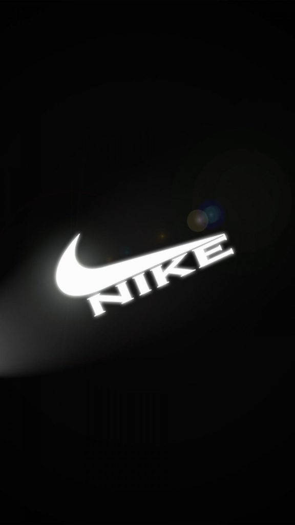 白色發光Nike iPhone壁紙 壁紙 — 發光的白色Nike標誌（包括勾號和文字）在純黑色背景上閃耀，帶有鏡頭光暈效果。