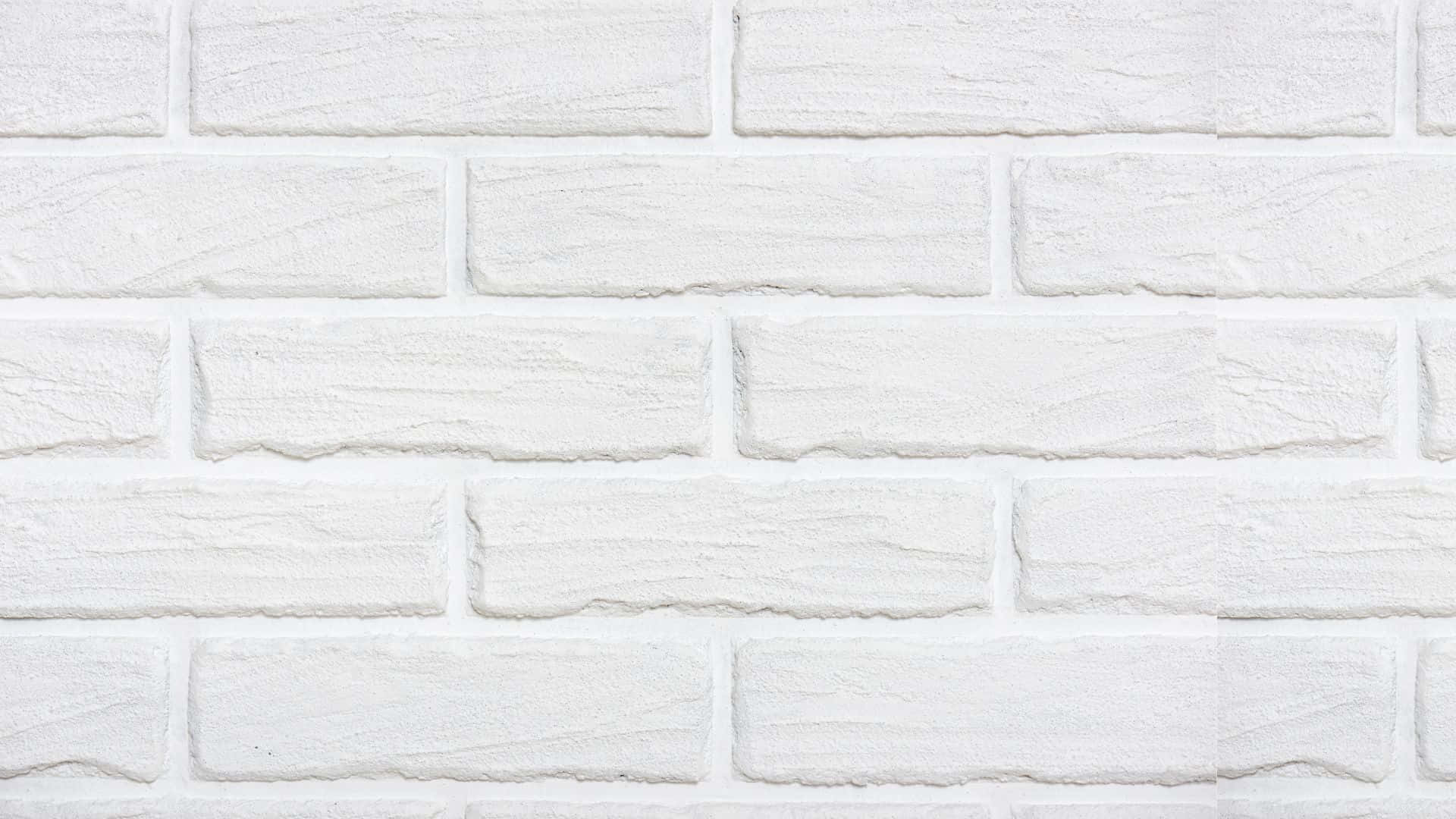 白色磚牆紋理，線條清晰，光線柔和。