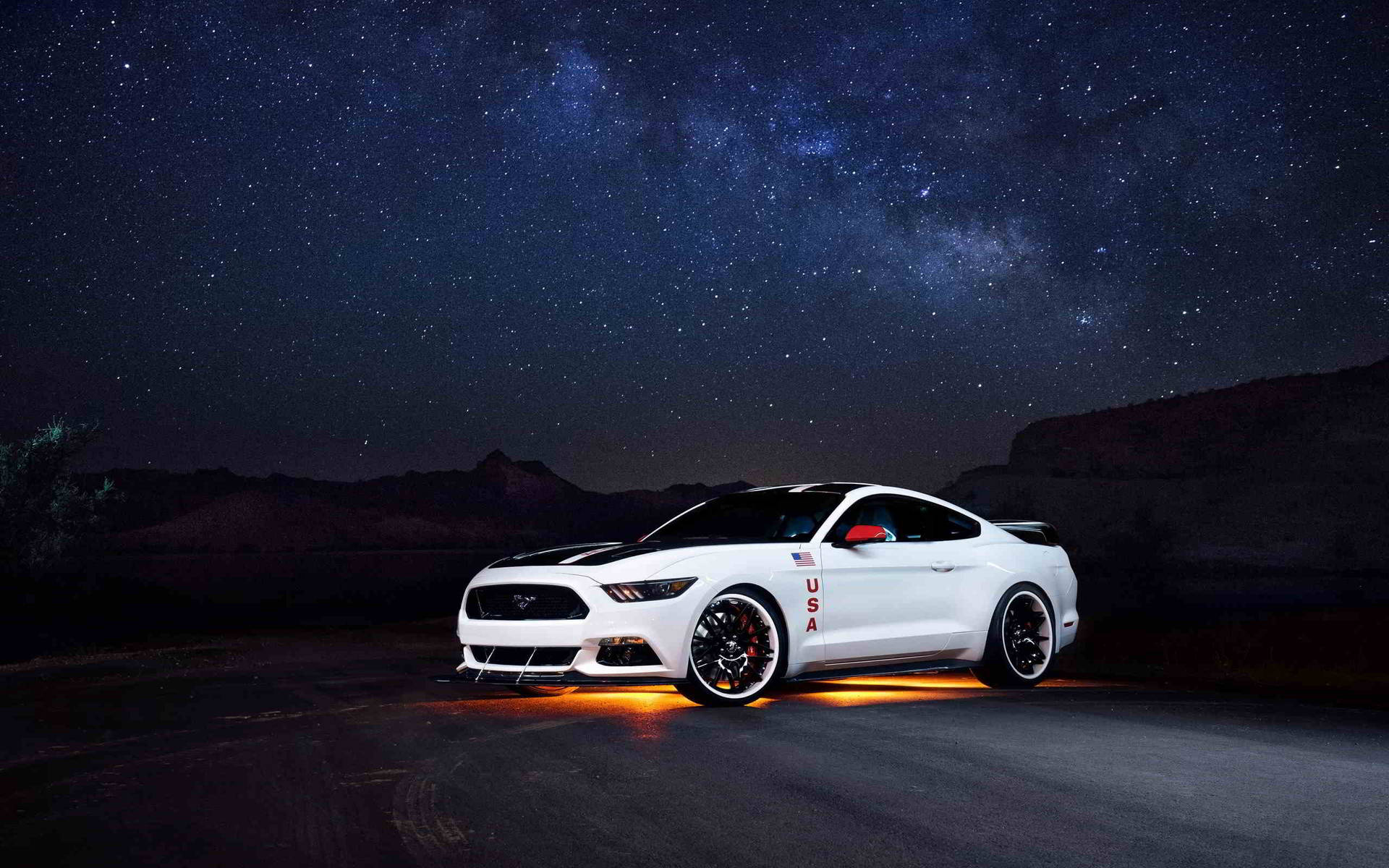 星空下，沙漠公路上白色野馬車底發光。