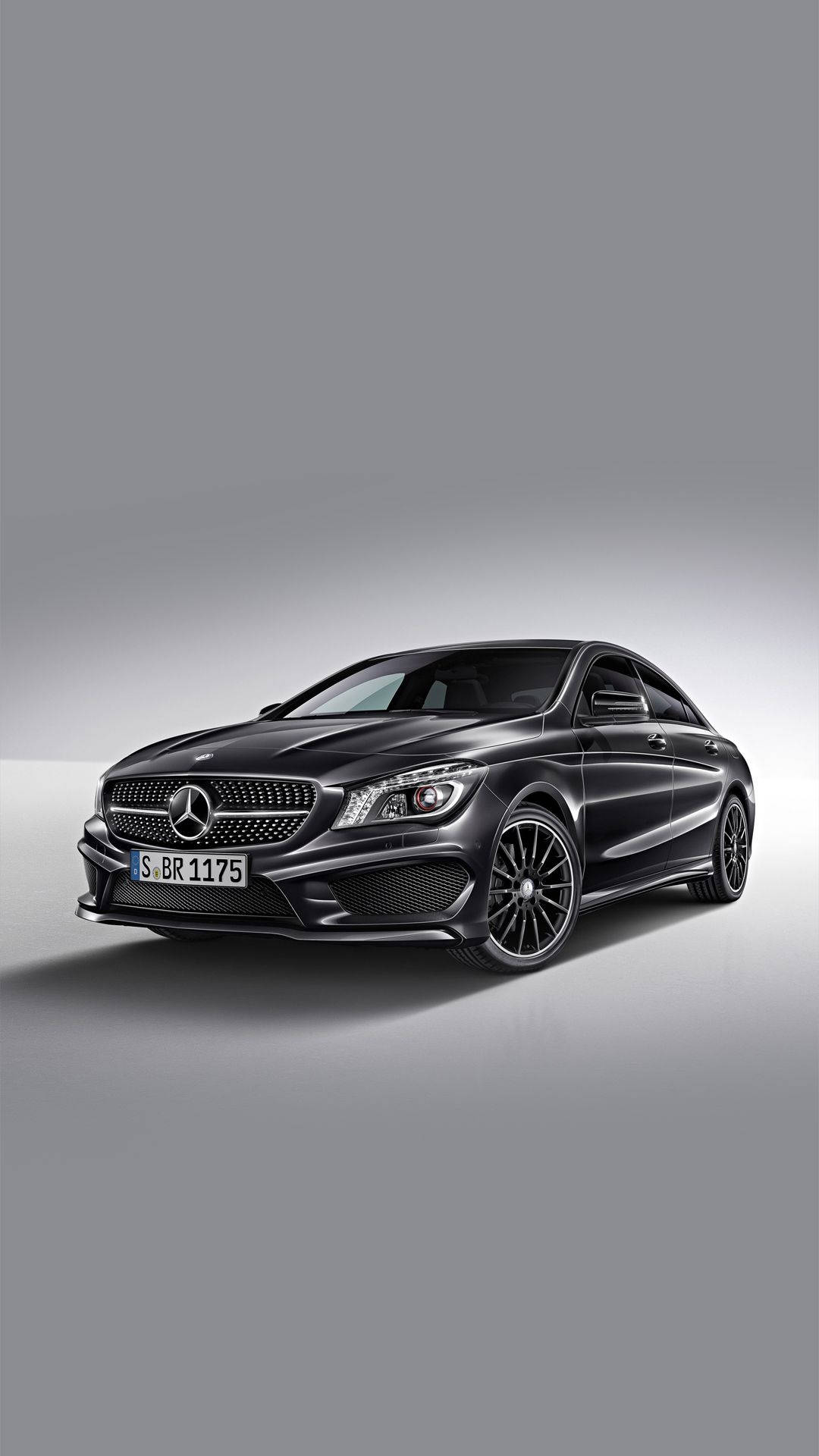 黑色Mercedes-AMG CLA45跑車在工作室中，灰色背景。
