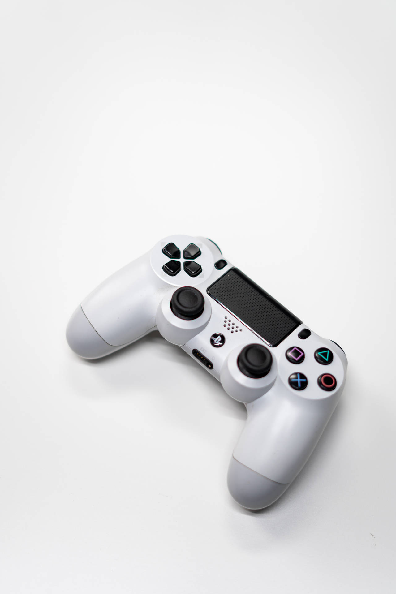純白色背景上的白色PlayStation控制器