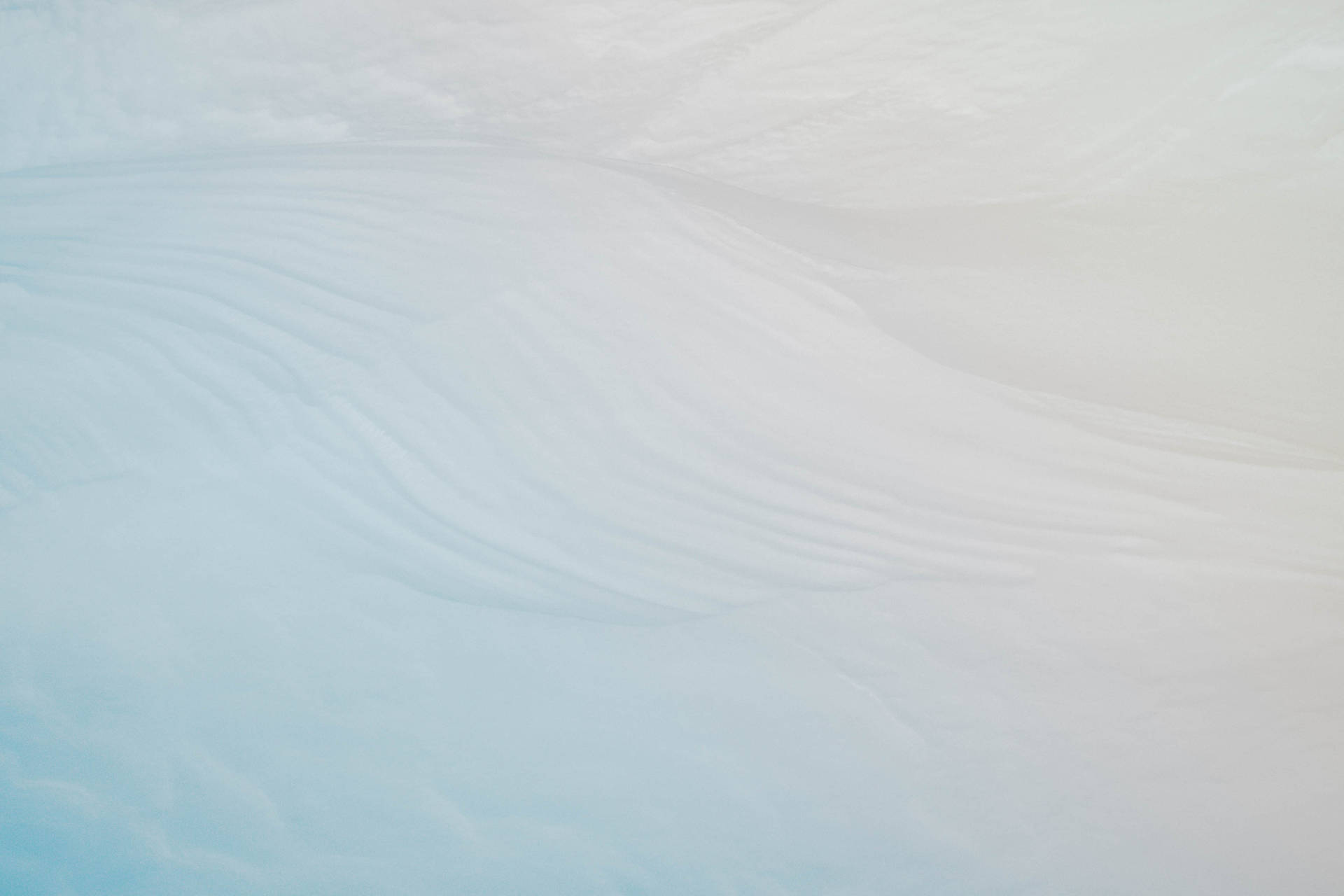 光滑流動的雪堆，帶有柔和的藍白色調