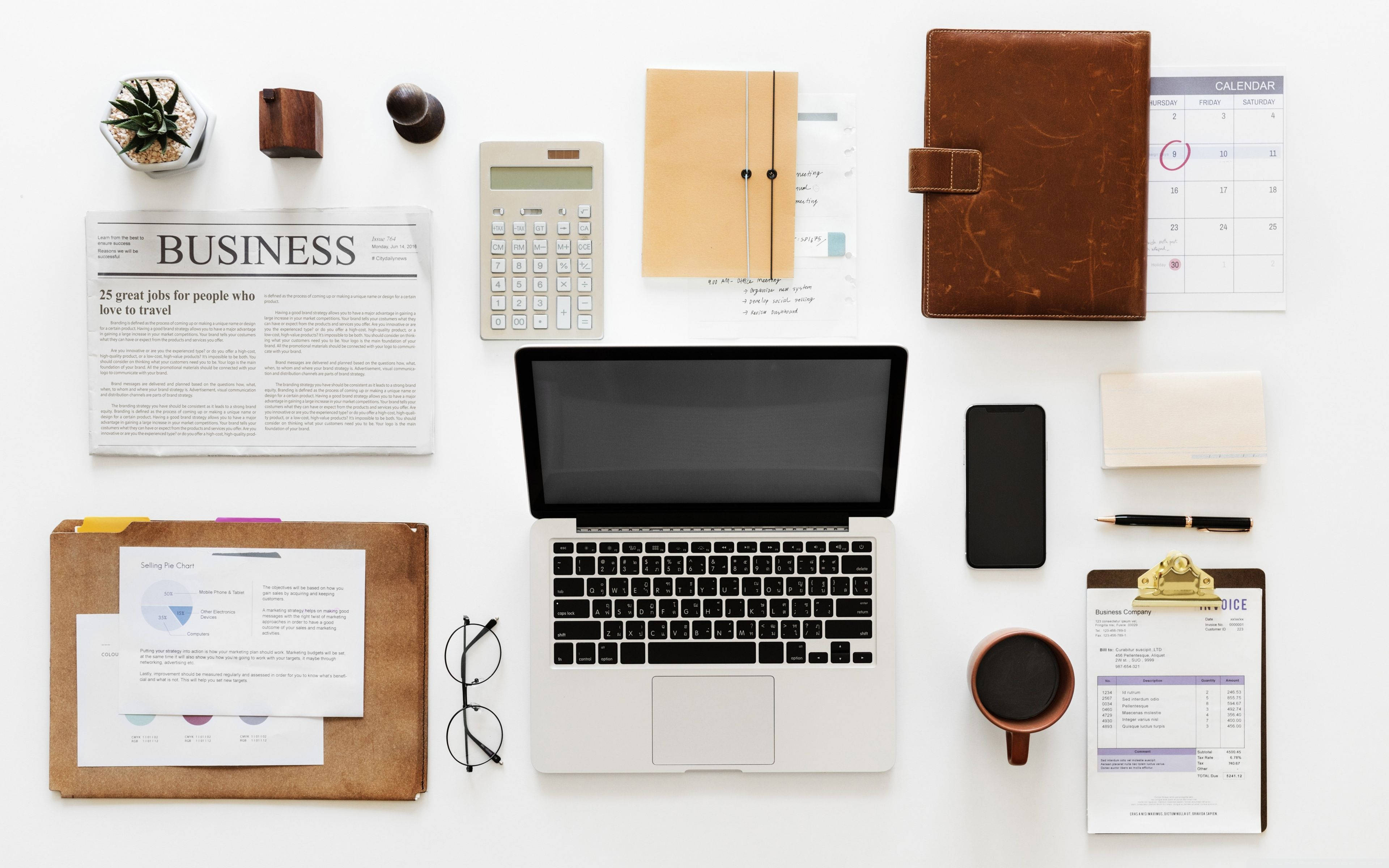 Chartered Accountant 桌布 壁紙 — 白色簡約辦公桌的俯視圖，整齊擺放著手提電腦、計算機、筆記本、咖啡杯和商業文件。