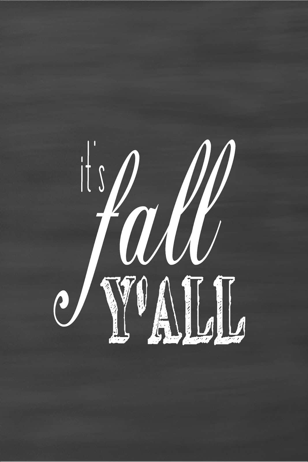 可愛 iPhone 壁紙 桌布 壁紙 — 白色粉筆風格文字寫著「it's fall y'all」，背景為有紋理的深灰色黑板。
