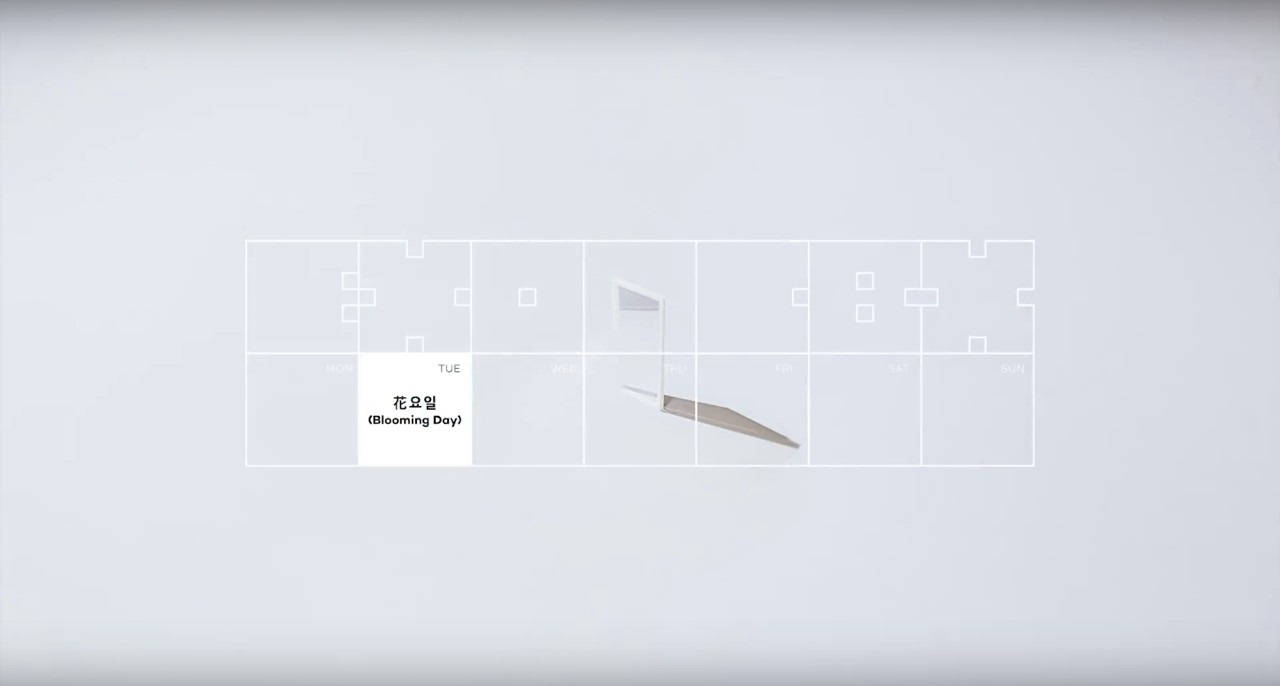 數碼日曆顯示星期二Blooming Day的韓文文字。