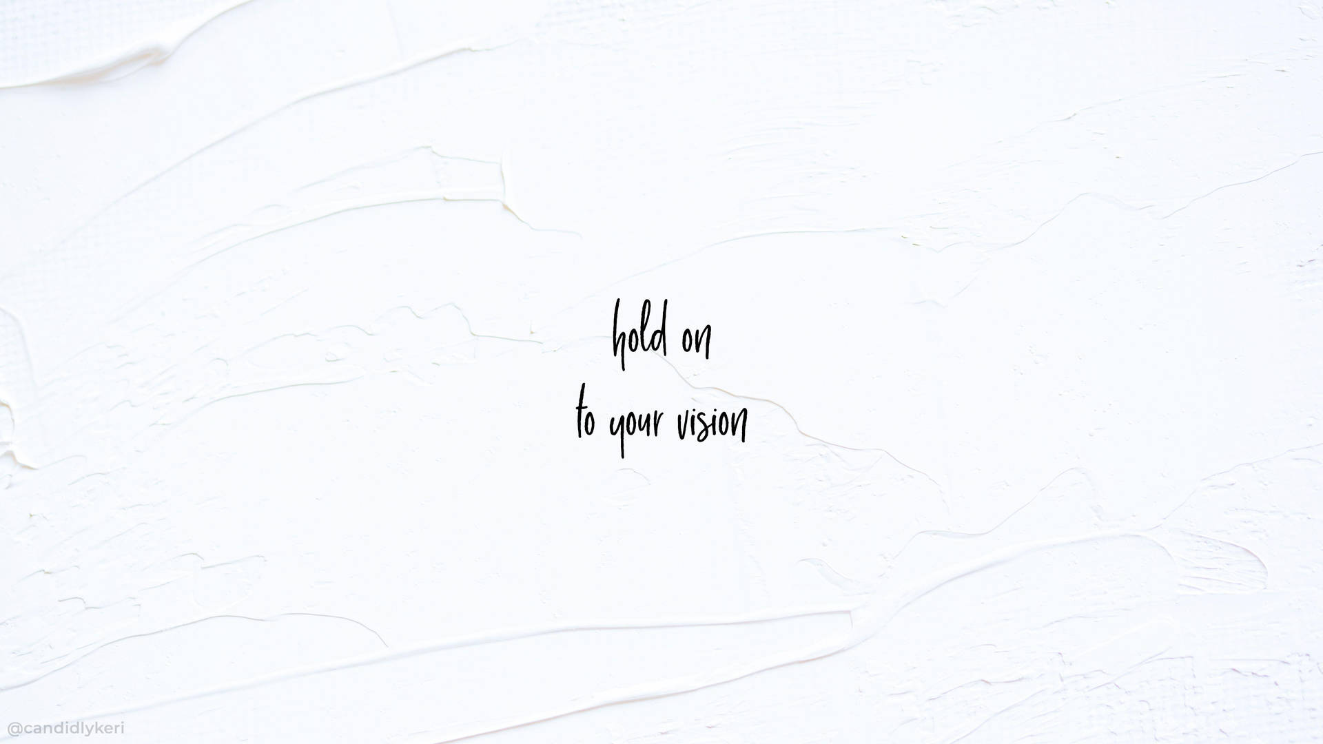 白色紋理牆，帶有黑色草書引文 hold on to your vision