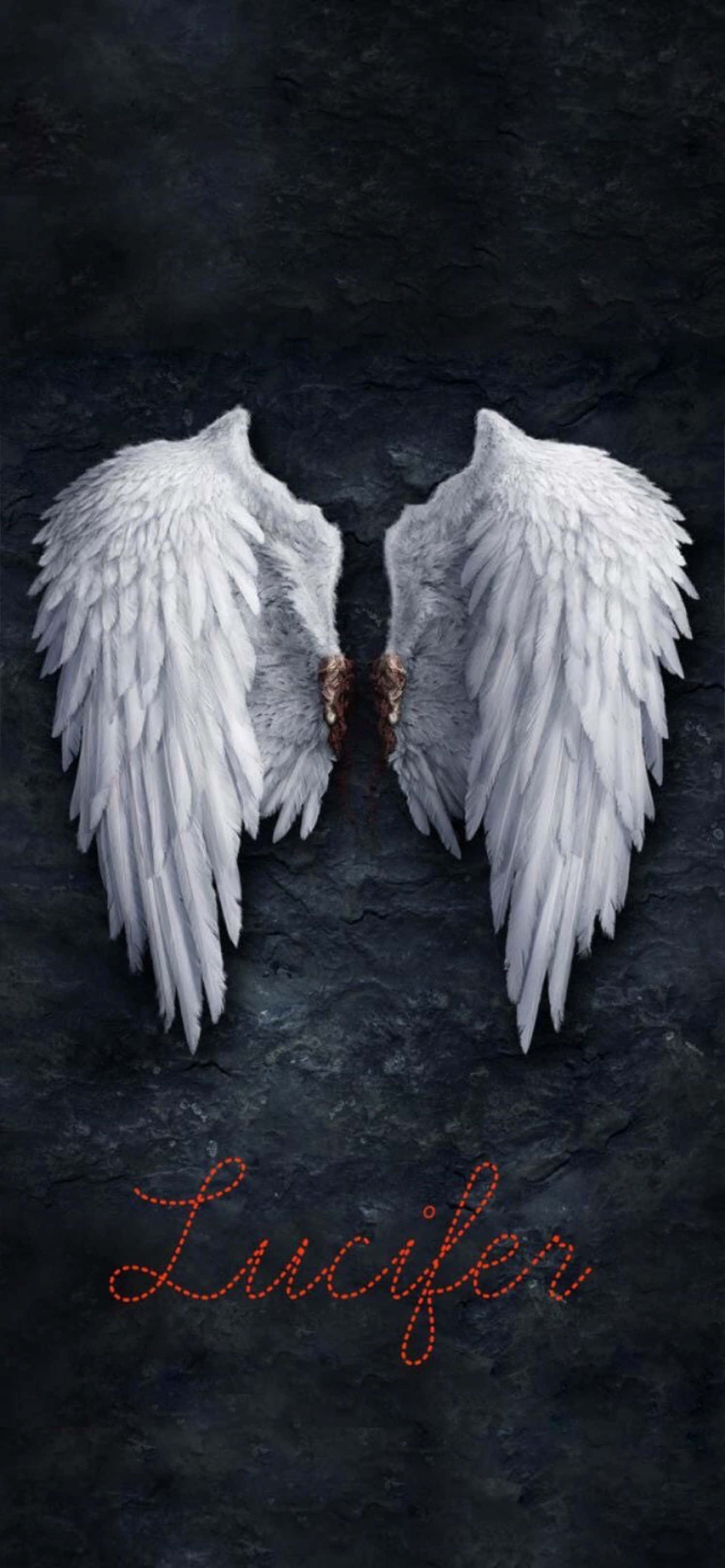 Lucifer Wings 桌布 壁紙 — 白色羽毛翅膀在深色紋理背景上展開，下方以紅色書寫路西法的名字。