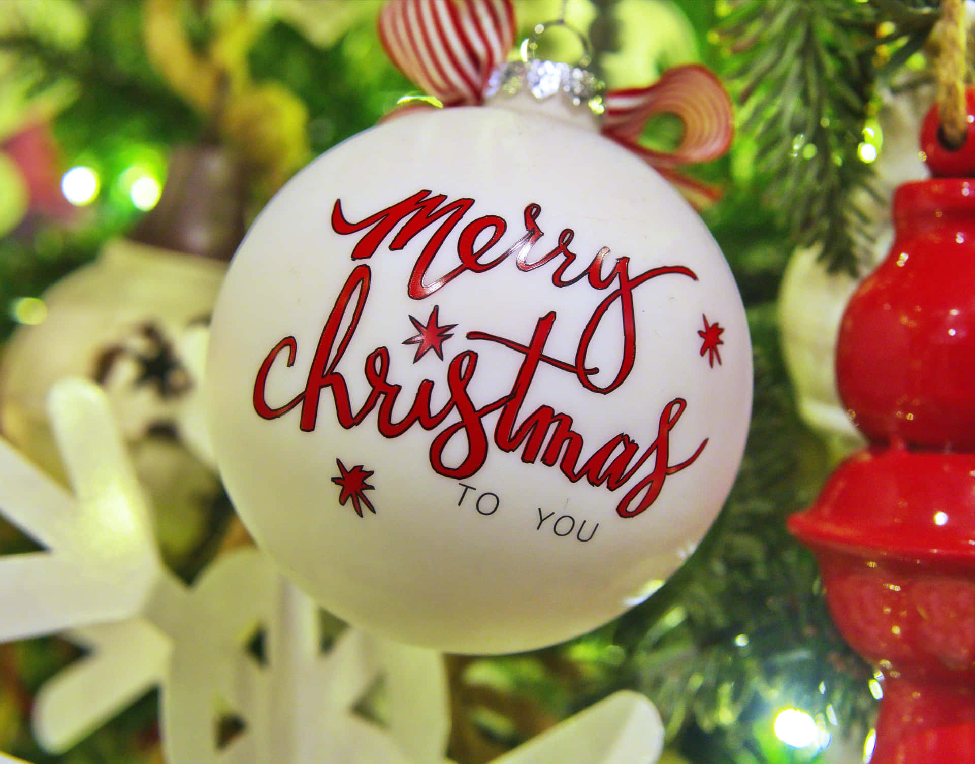白色聖誕裝飾，紅色文字寫著 Merry Christmas to You。