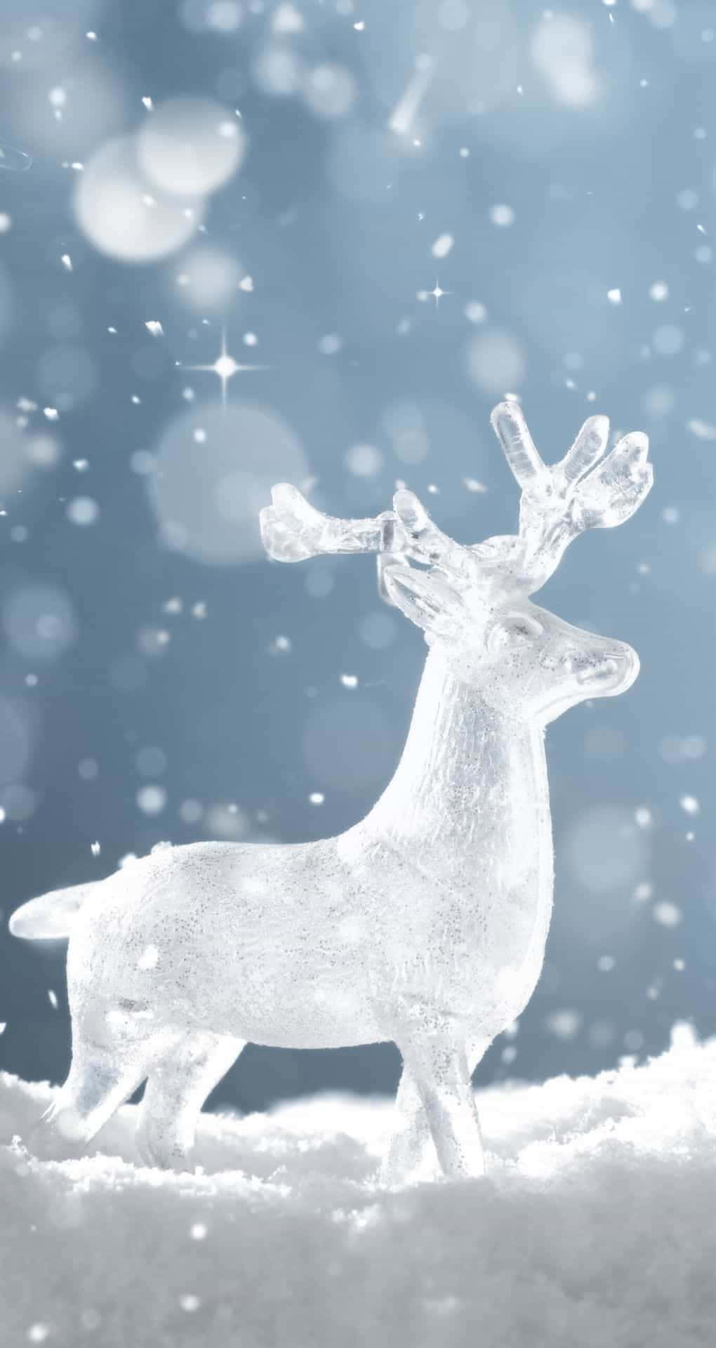 一隻冰馴鹿在雪花紛飛的冬日場景中，伴隨著閃爍的燈光和藍色散景背景。