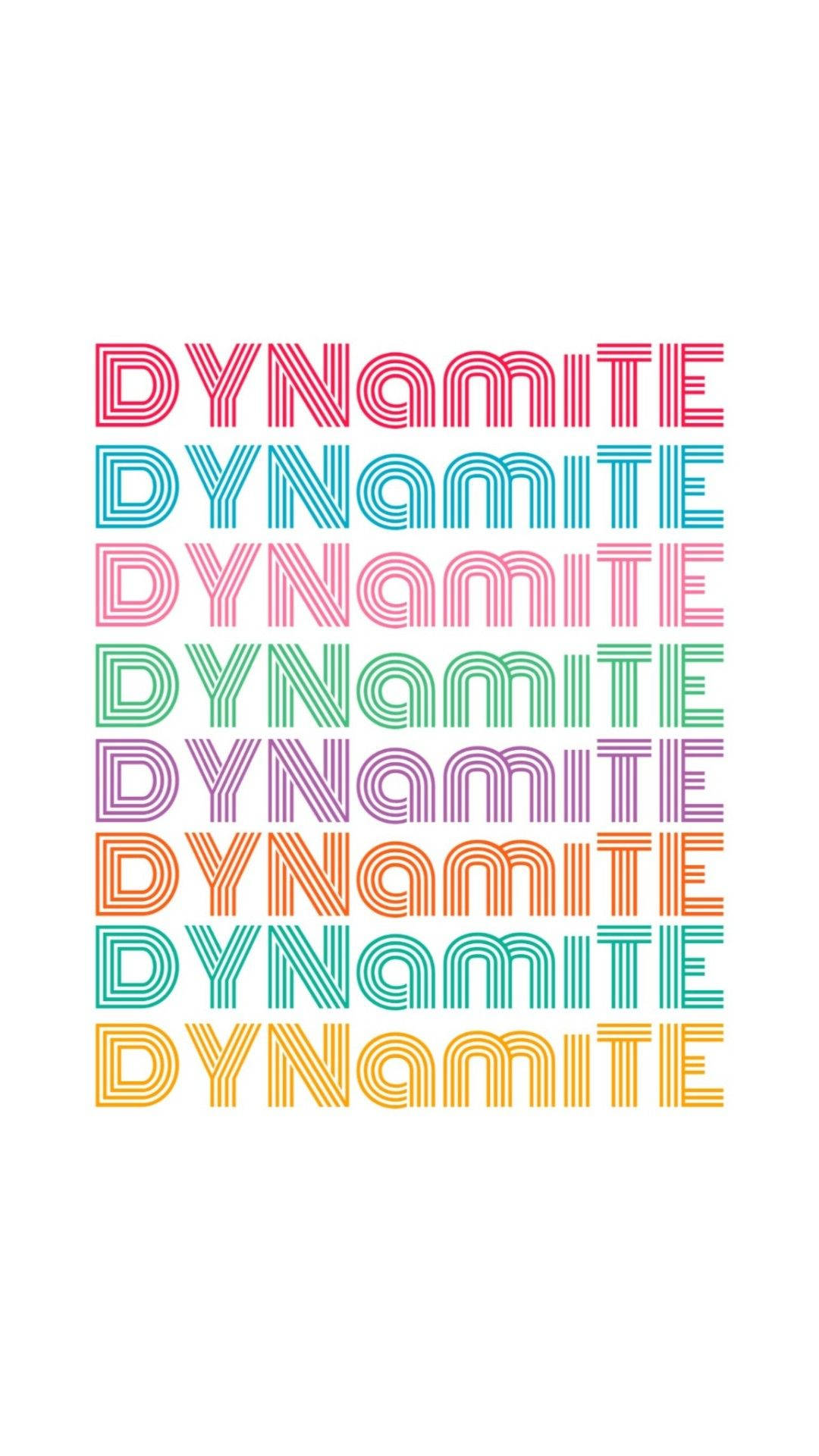 在白色背景上以彩虹色調重複「DYNAMITE」的大膽彩色條紋文字。