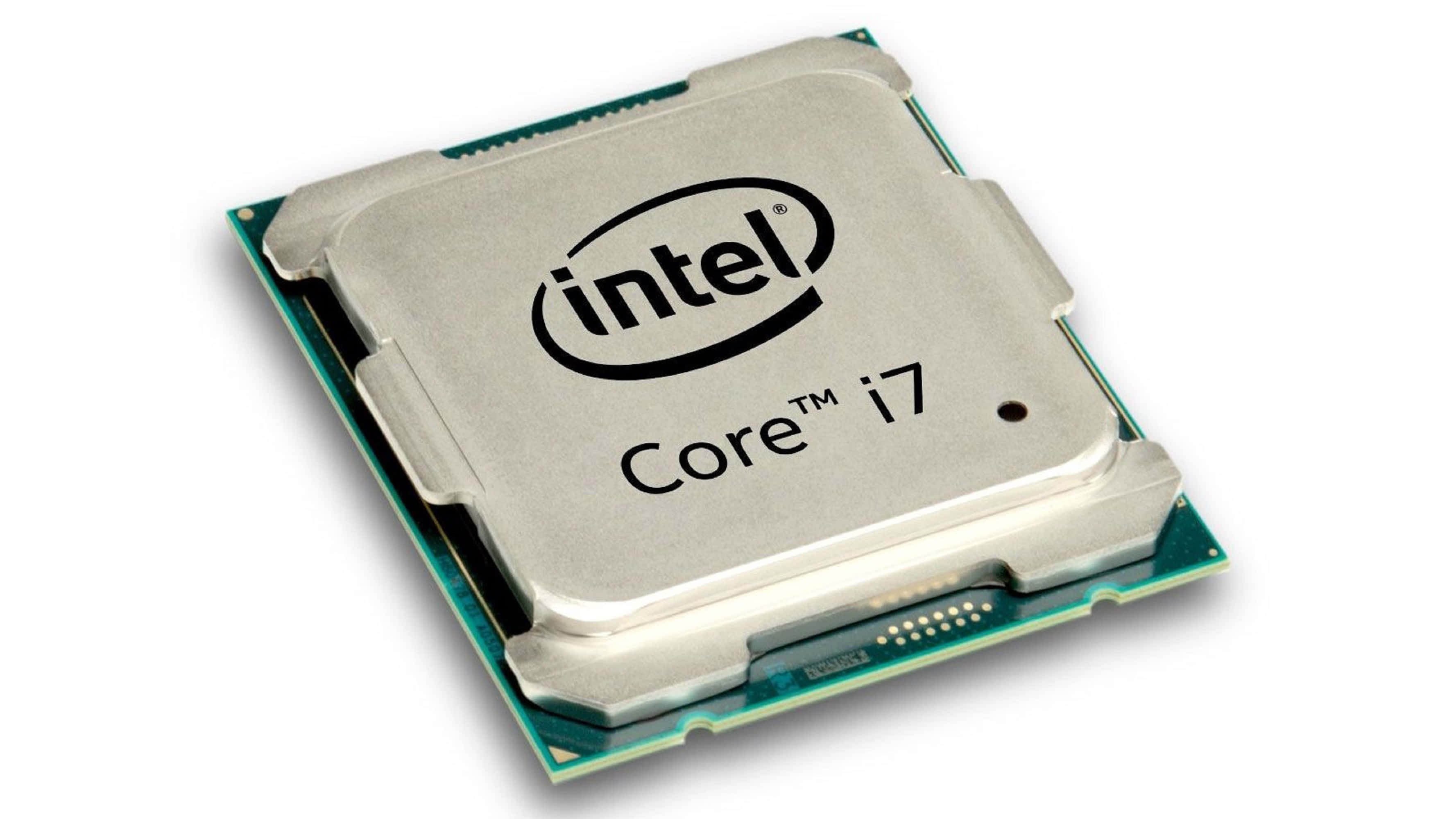 4K Processor 桌布 壁紙 — 白色背景上，Intel Core i7 處理器的特寫，帶有銀色散熱器和綠色電路板。
