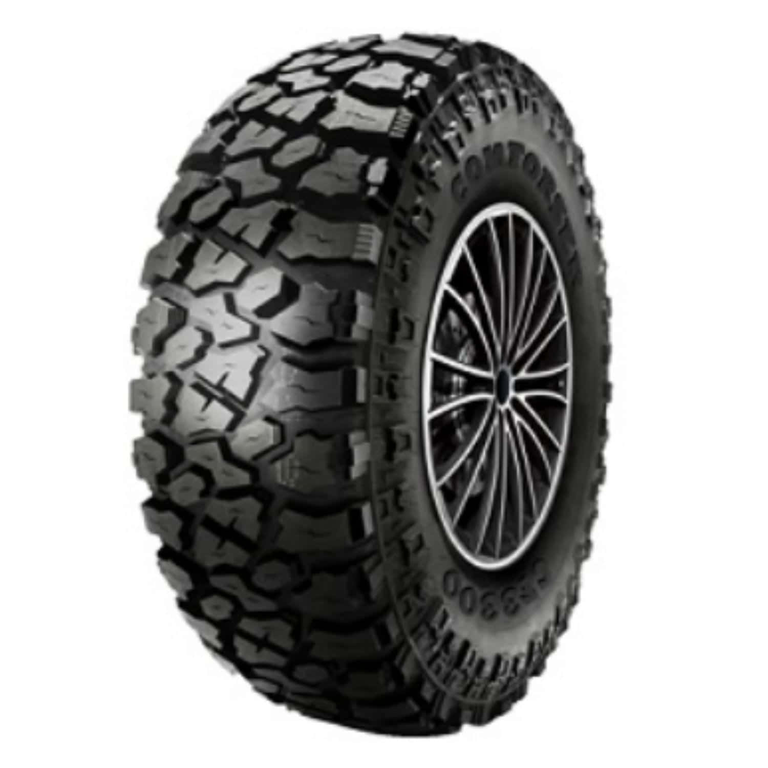 Winter Tires 桌布 壁紙 — 白色背景上，一個堅固的黑色全地形輪胎安裝在多輻合金輪圈上的特寫。