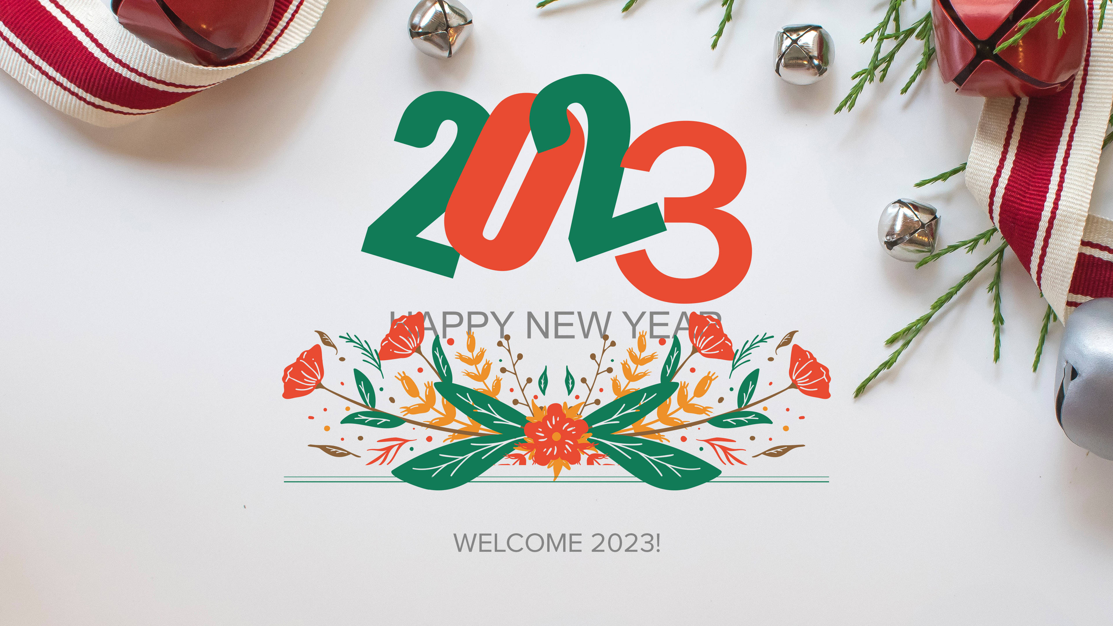節日平鋪設計，包含2023文字、鐘、松樹和絲帶，用於新年慶祝。 — 新年快樂 GIF 壁紙