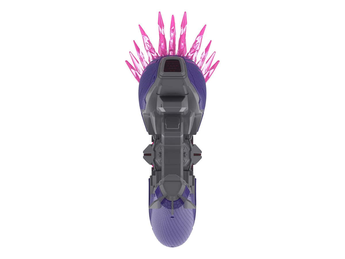 Halo Needler 桌布 壁紙 — 白色背景上，未來感紫色和灰色直排輪鞋的俯視圖，帶有發光的粉紅色尖刺裝飾。