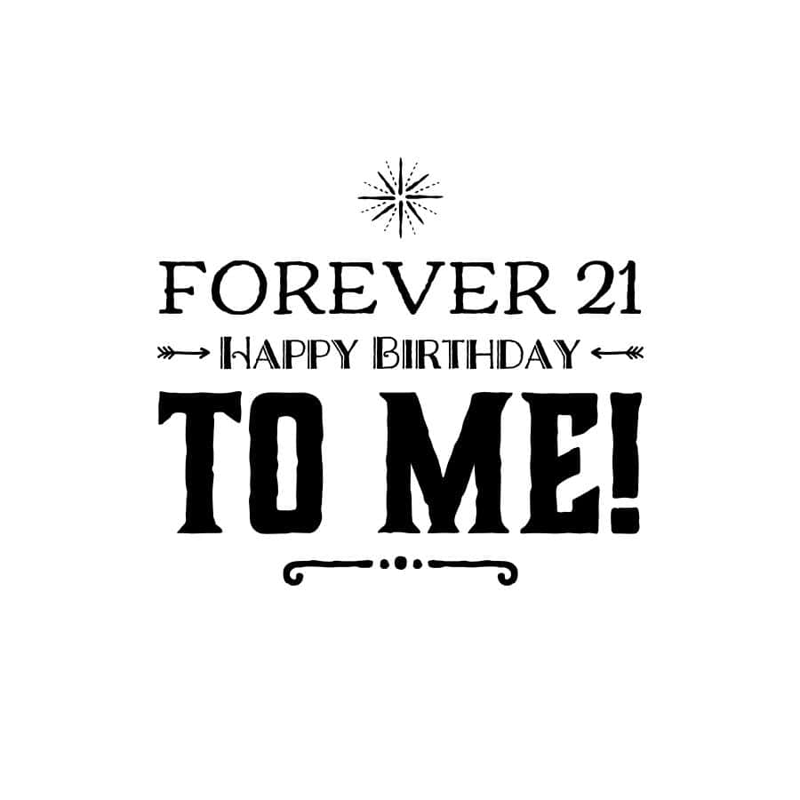 生日快樂俾自己 桌布 壁紙 — 白色背景上，粗體黑色文字宣告「FOREVER 21 HAPPY BIRTHDAY TO ME!」，並帶有裝飾性箭頭和星爆圖案。