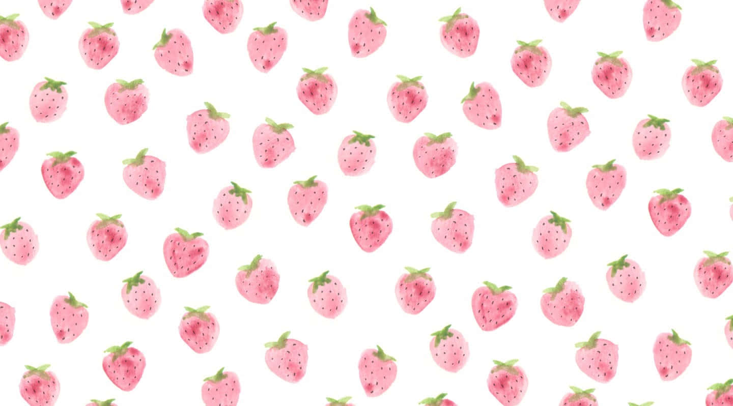 Cute Strawberry 桌布 壁紙 — 白色背景上散落著粉紅色草莓和綠色葉子的水彩圖案。