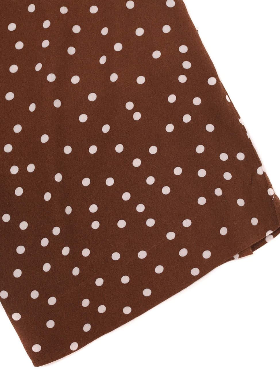 Brown Polka Dots 桌布 壁紙 — 白色背景上斜角摺疊的棕色布料特寫，帶有白色圓點。