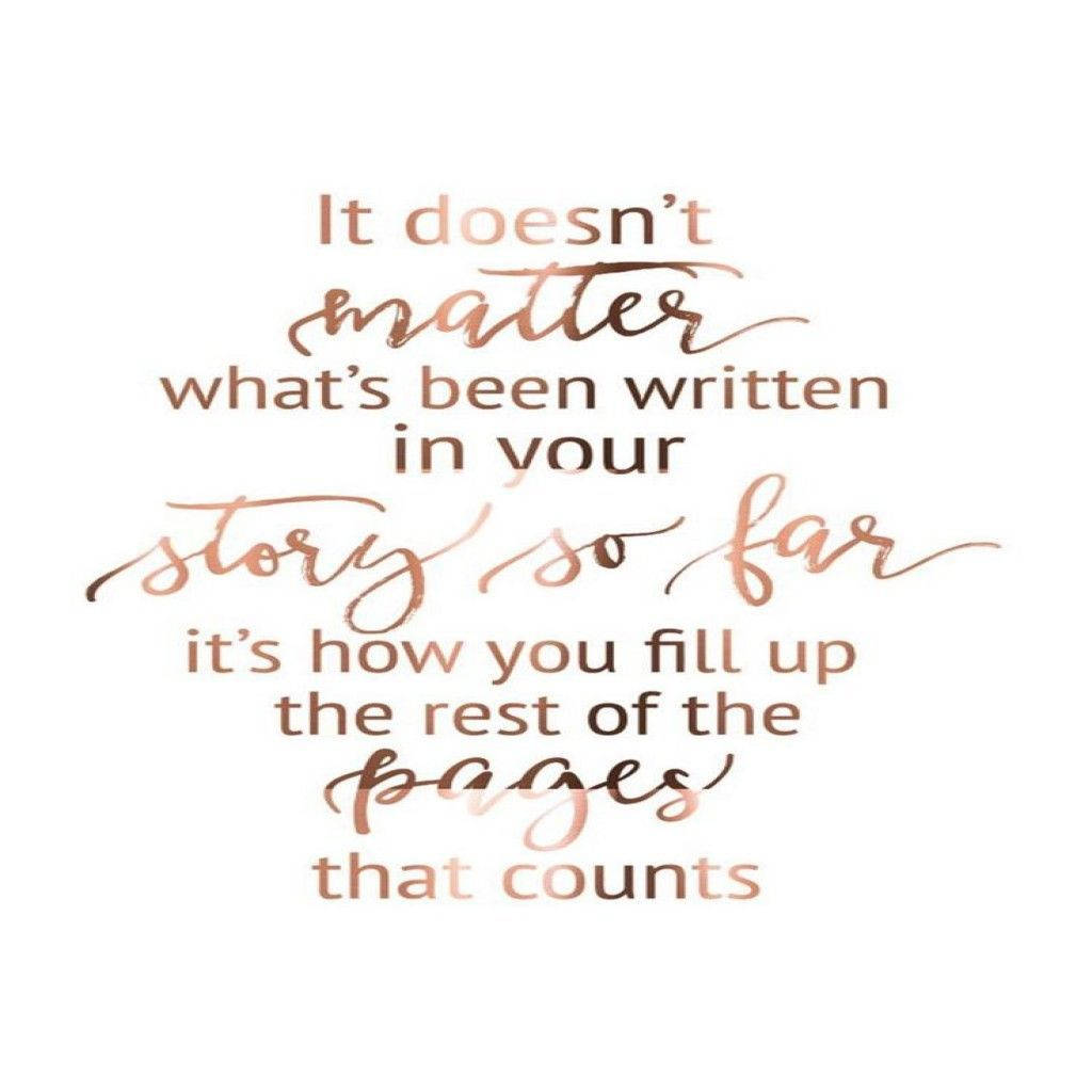 Inspirational Quotes 桌布 壁紙 — 白色背景上玫瑰金色字體的勵志名言鼓勵你用希望和積極態度改寫你的故事。