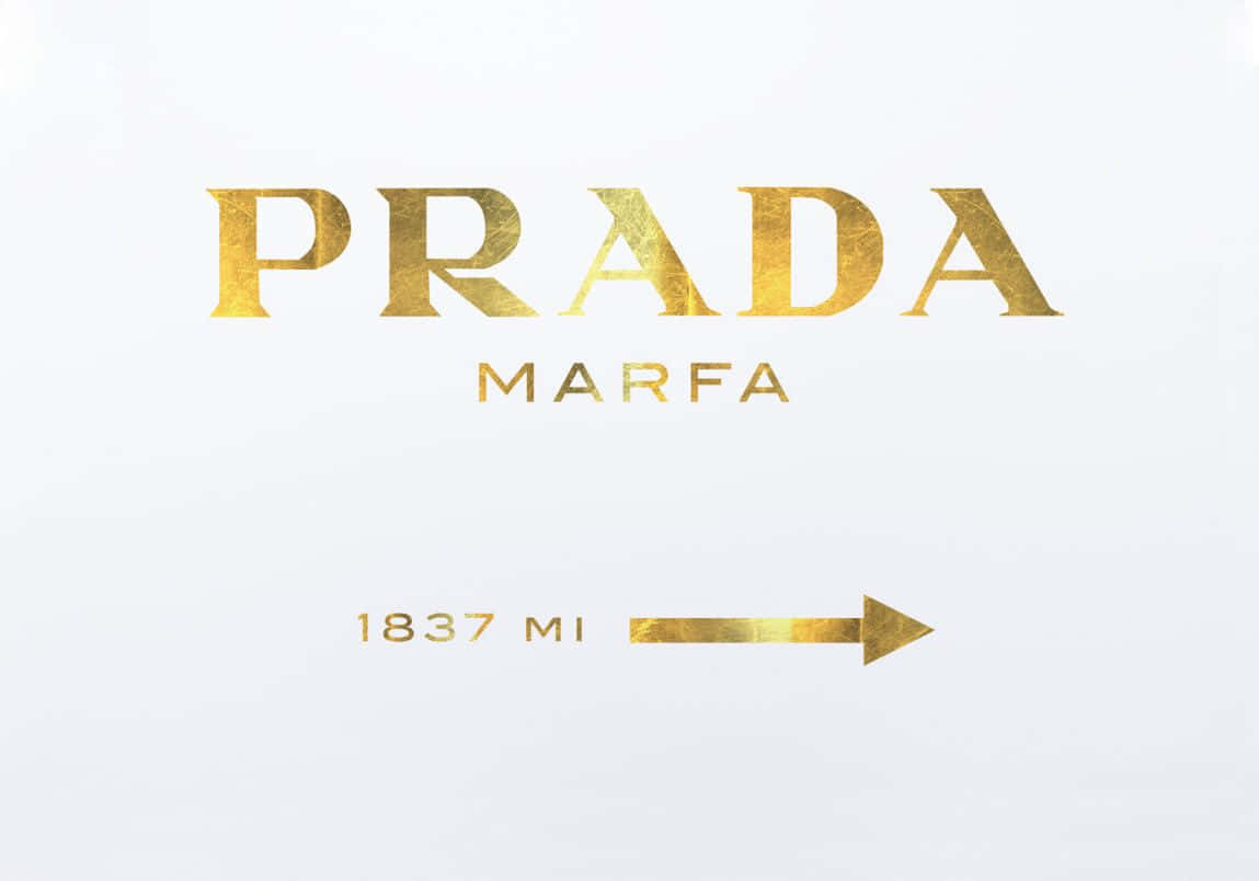 白色背景上的Prada標誌 壁紙 — 金色Prada Marfa標誌，箭頭指向右方，背景為純白色。