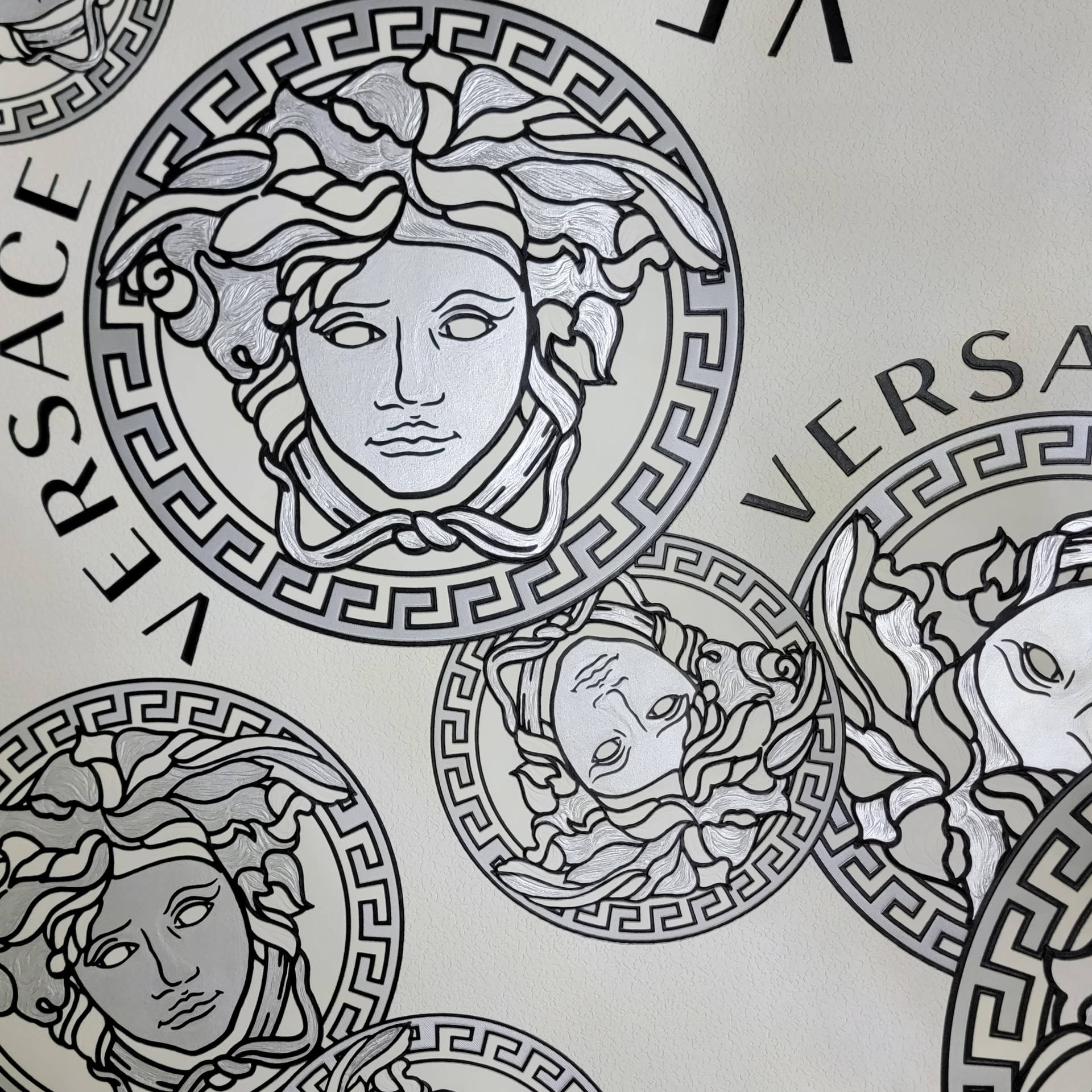 黑白 Versace Medusa 標誌牆紙圖案。