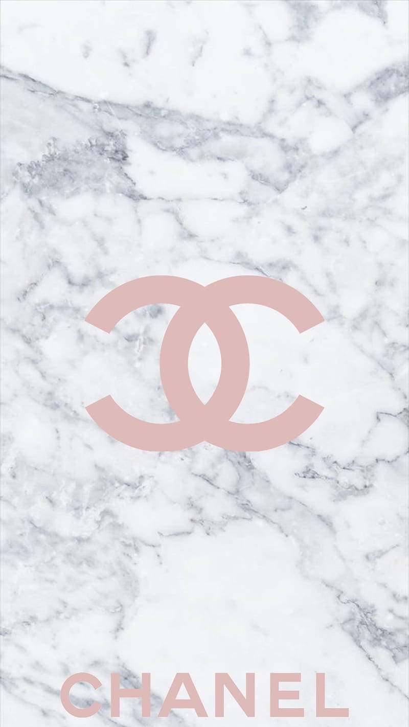 白色大理石背景上的粉紅色Chanel標誌和文字。