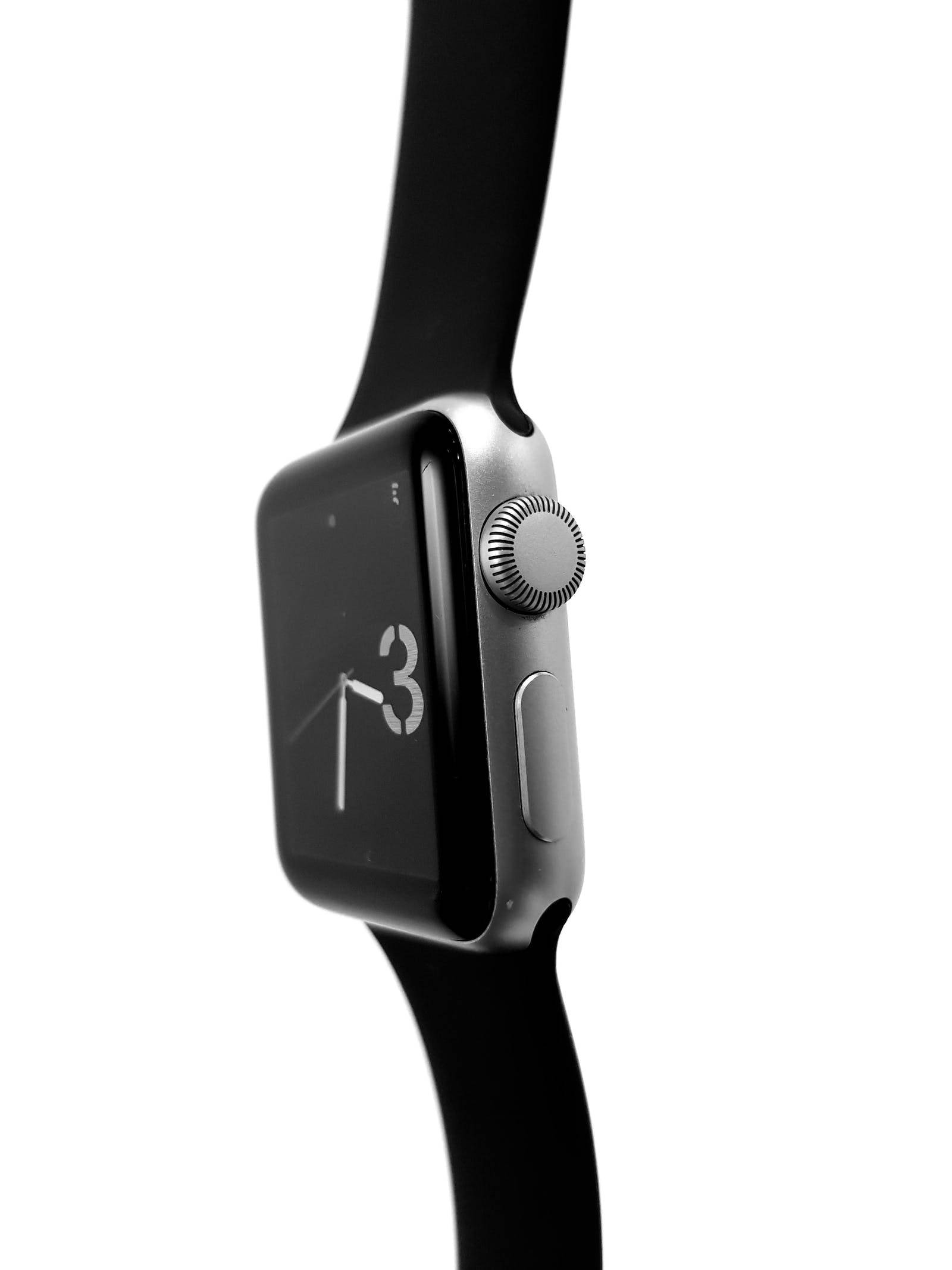 白色背景上的黑色智能手錶 壁紙 — 一隻時尚的銀色Apple Watch配黑色錶帶，在純白色背景上以側面展示。