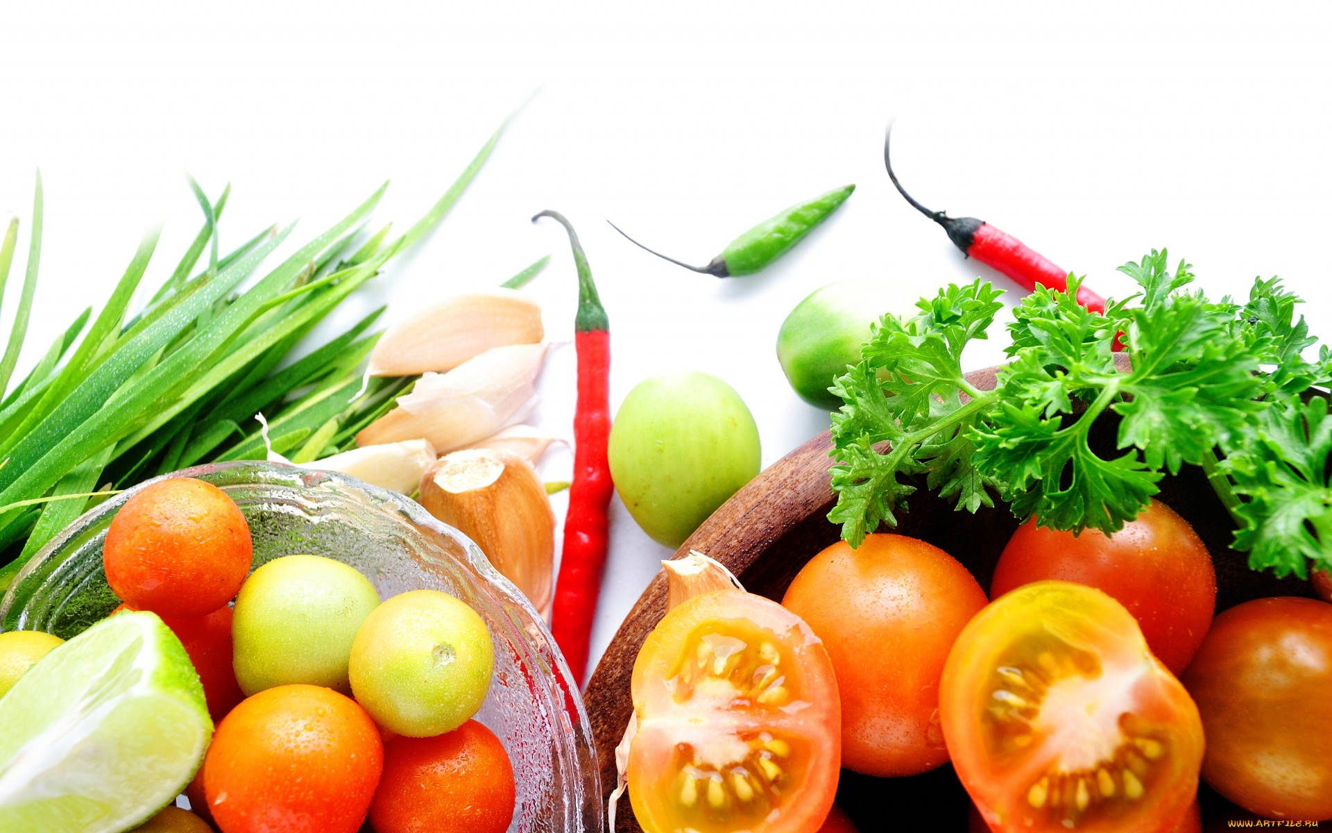 Vegetable 桌布 壁紙 — 白色背景上色彩繽紛的新鮮農產品，包括車厘茄、辣椒、大蒜和香草。